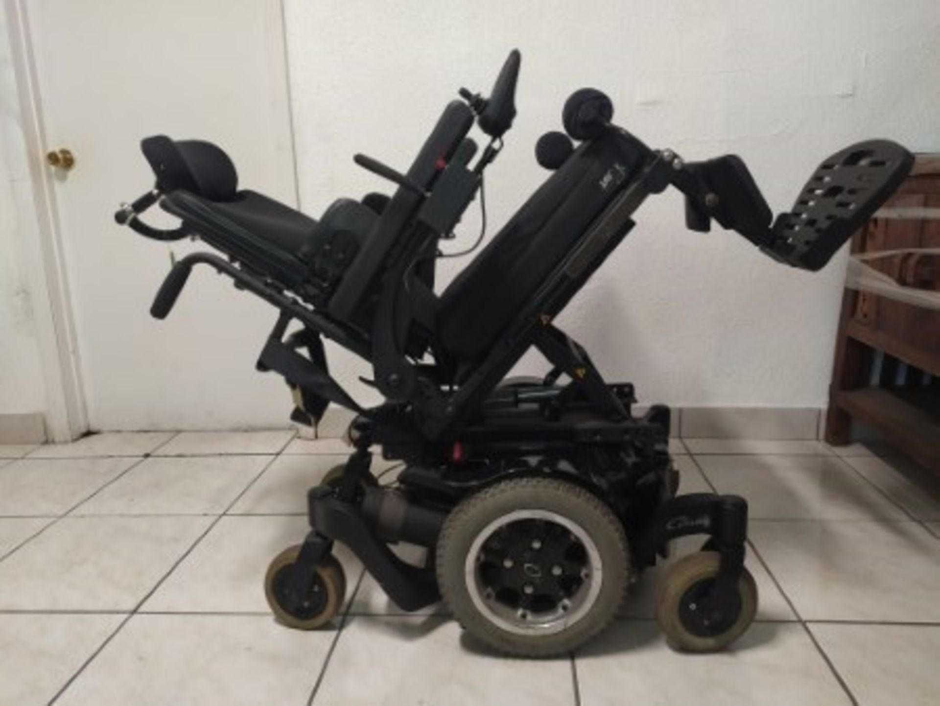 2014 QUICKIE PULSE 6 6-WHEEL REHAB POWER CHAIR WITH JOYSTICK CONTROL & RECLINING SEAT - BLACK - 300L - Image 5 of 5