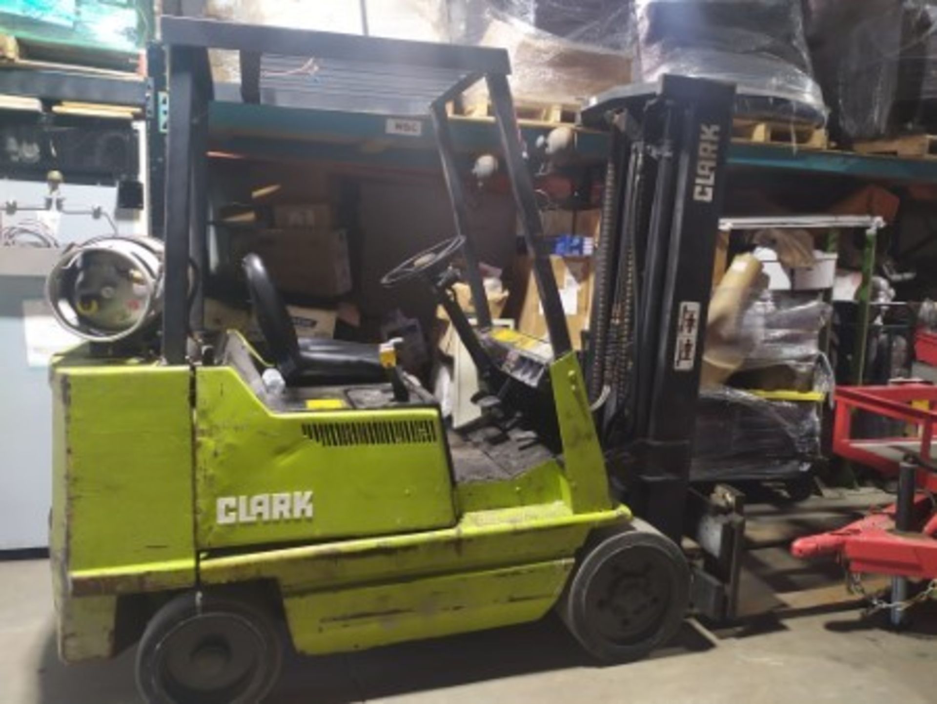 CLARK GC25 FORKLIFT - LPG - 4,775LB CAPACITY - 3-STAGE - Image 4 of 8