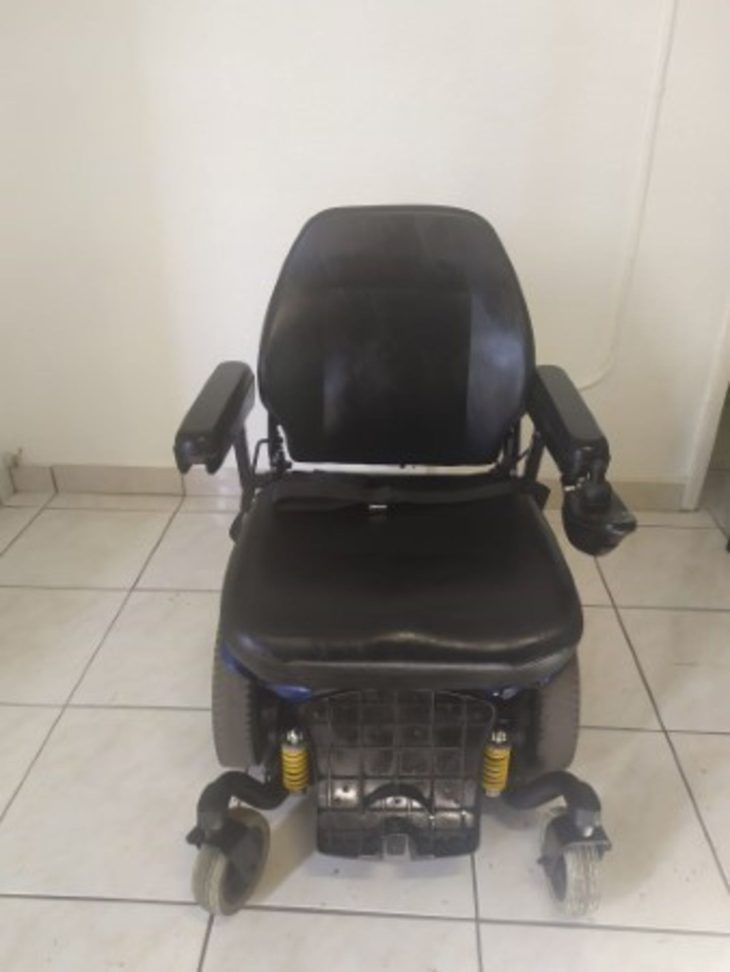 2018 PRIDE JAZZY 614 6-WHEEL POWER CHAIR - BLUE - 450LB CAPACITY - SERIAL No. J9818510038M10 (CHARGE