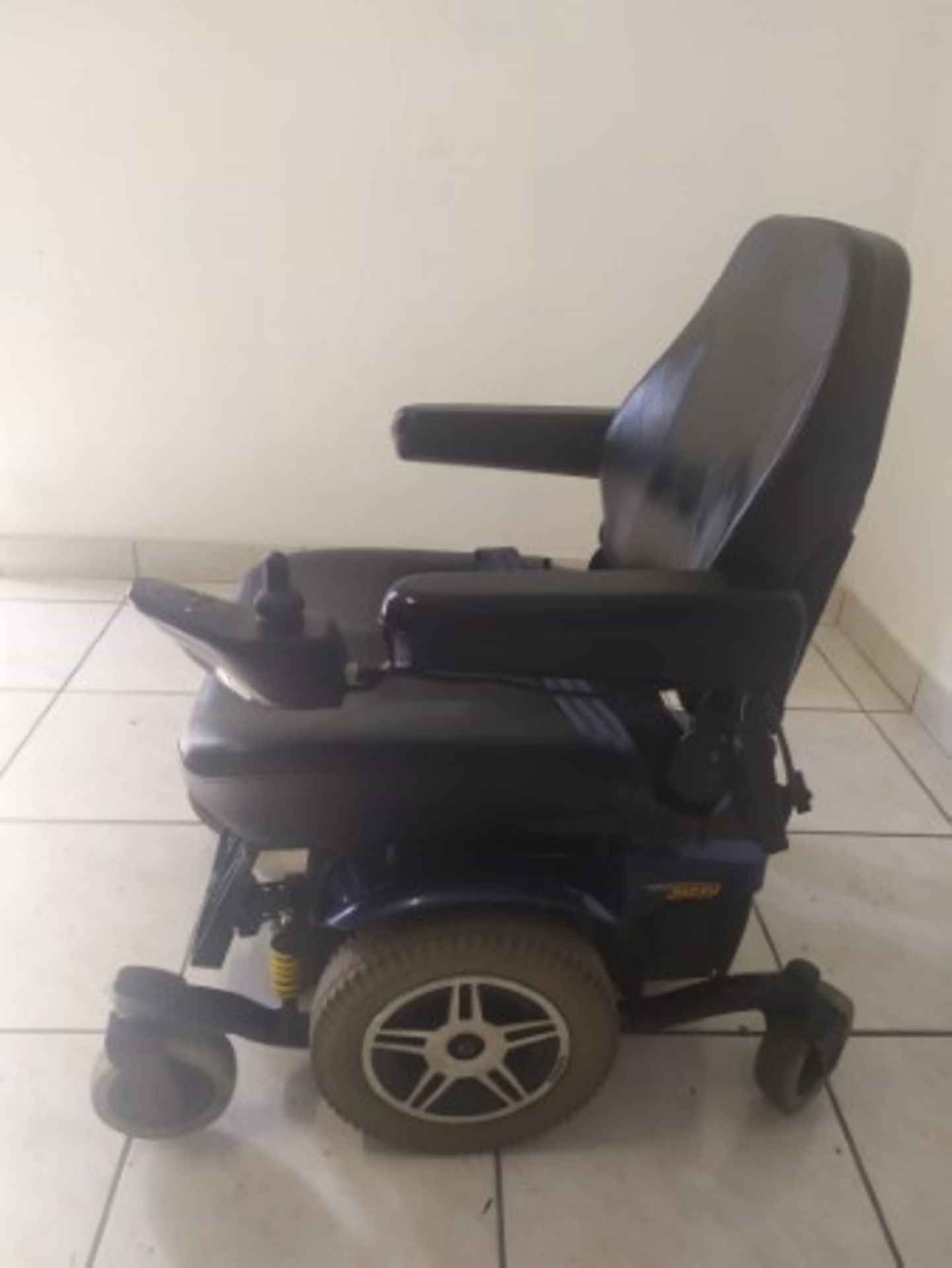 2018 PRIDE JAZZY 614 6-WHEEL POWER CHAIR - BLUE - 450LB CAPACITY - SERIAL No. J9818510038M10 (CHARGE - Image 4 of 4