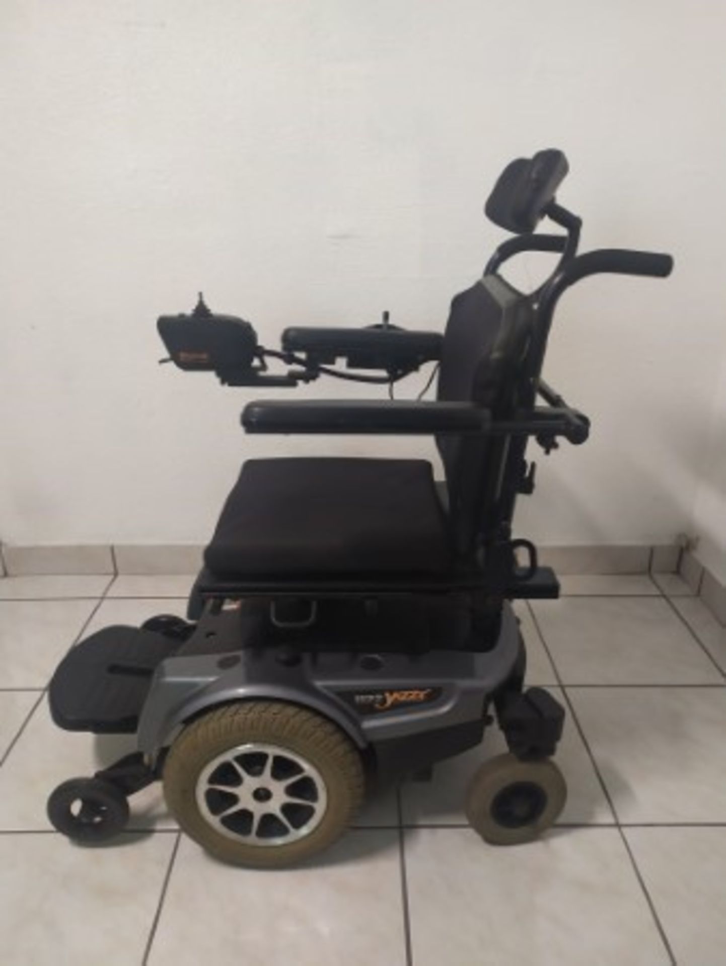 2008 PRIDE JAZZY 1122 6-WHEEL REHAB POWER CHAIR WITH SEAT WITH RAISE & LOWER FEATURES - GRAY - 300LB - Image 2 of 5