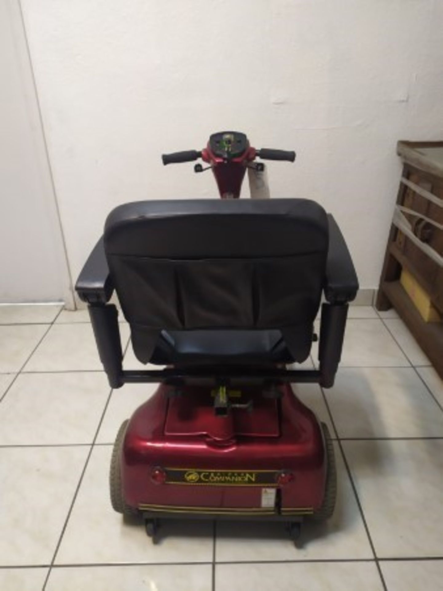 2005 GOLDEN COMPANION GC421 4-WHEEL SCOOTER WITH BUILT-IN CHARGER & BATTERY - RED - 400LB CAPACITY -