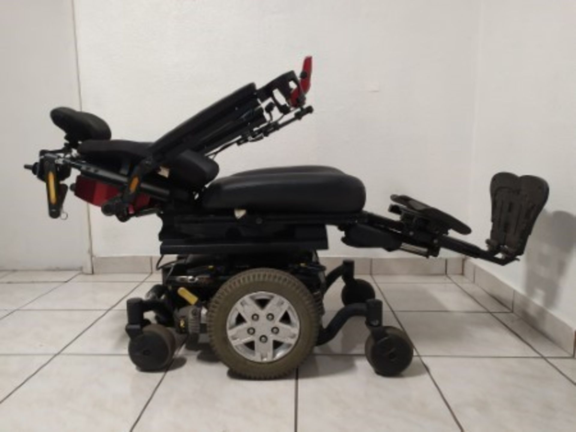 2015 QUANTUM Q6 EDGE 6-WHEEL REHAB POWER CHAIR WITH JOYSTICK CONTROL, KEYBOARD, RECLINING SEAT WITH - Image 8 of 9