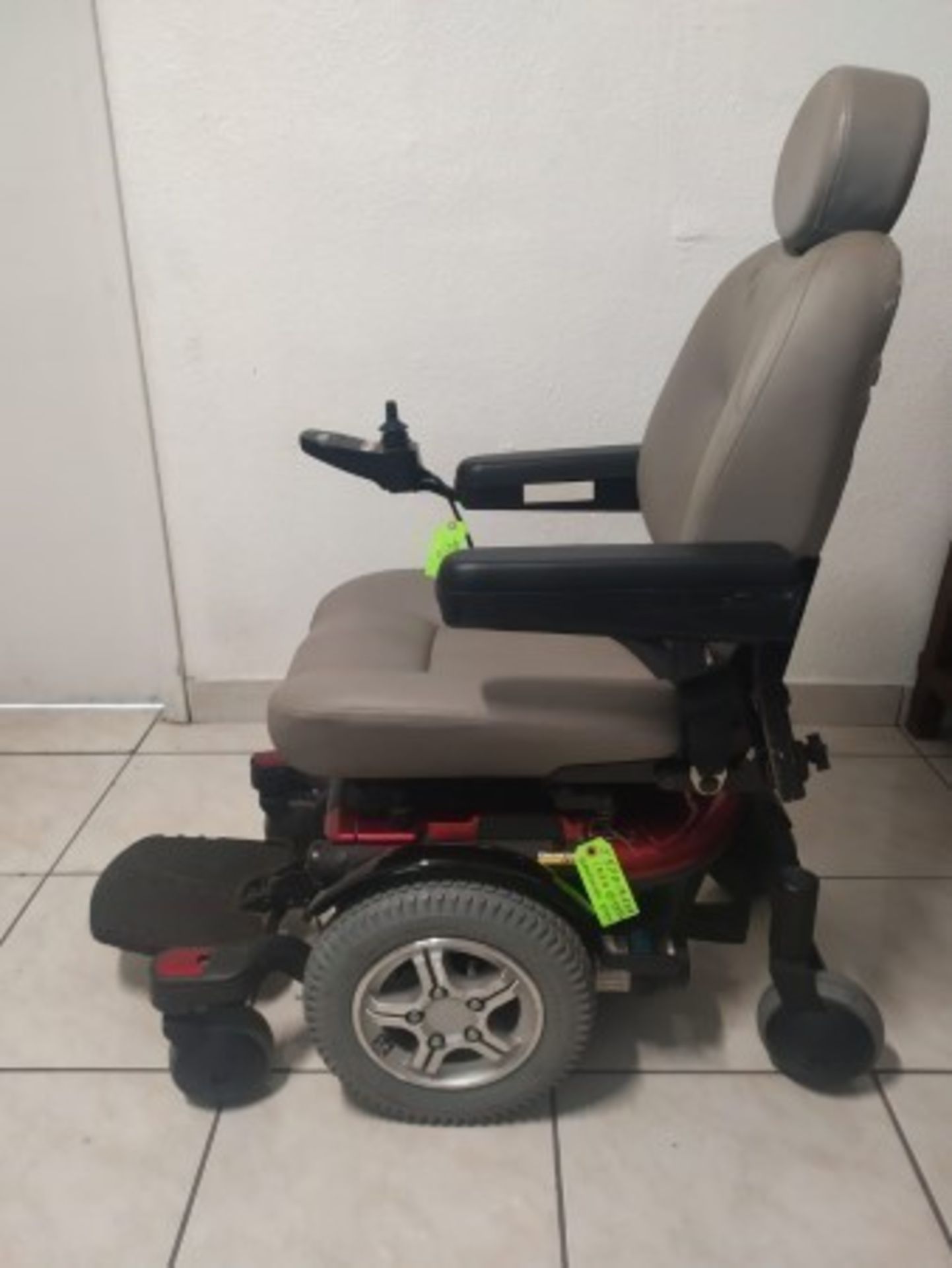 2017 QUANTUM 600 6-WHEEL POWER CHAIR WITH JOYSTICK CONTROL - RED - 400LB CAPACITY - SERIAL No. J5701