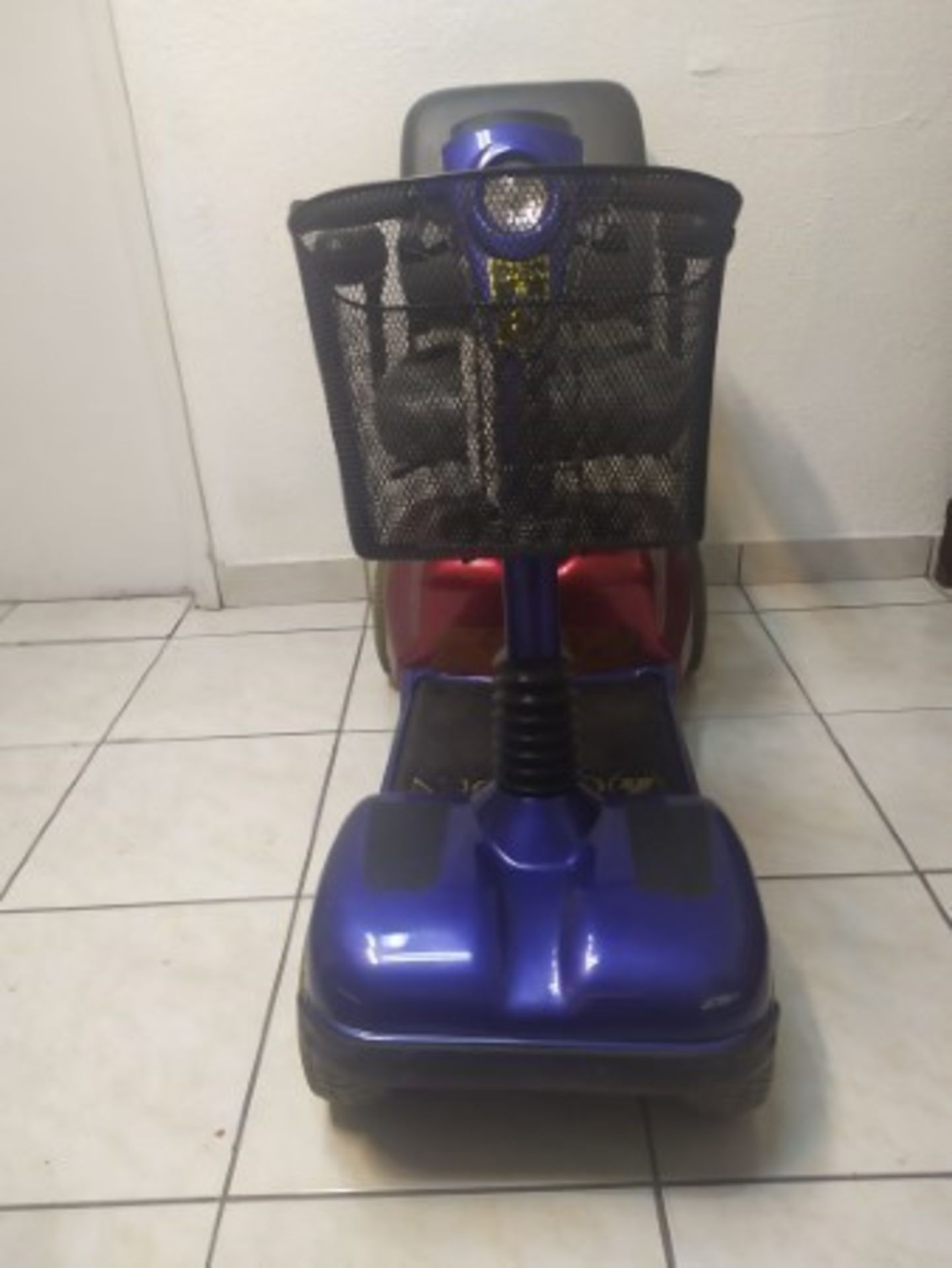 2019 GOLDEN COMPANION GC421 4-WHEEL SCOOTER WITH BUILT-IN CHARGER, BASKET & BATTERY - BLUE / RED - 4 - Image 3 of 5