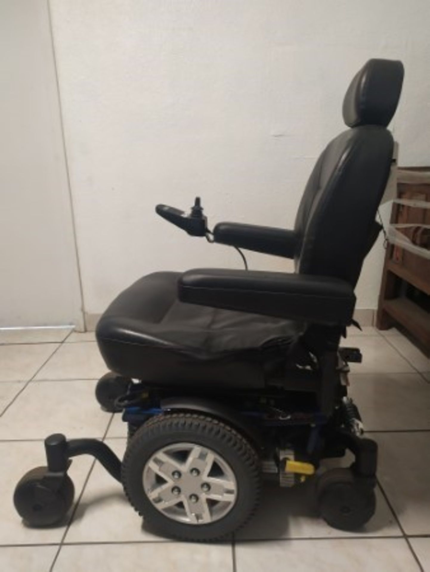 2017 QUANTUM Q6 EDGE 6-WHEEL POWER CHAIR WITH JOYSTICK CONTROL - BLUE - 300LB CAPACITY - SERIAL No.