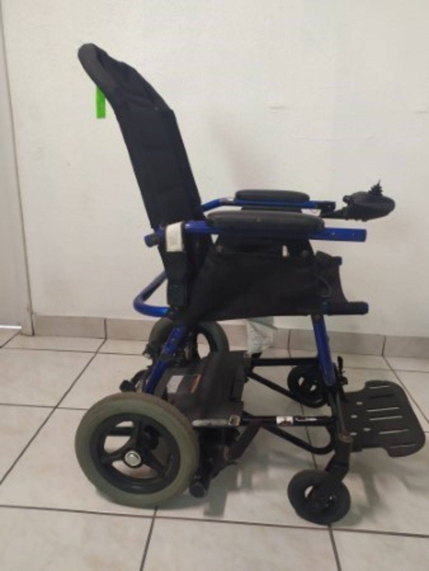 2003 INVACARE ATM1816B 4-WHEEL POWER CHAIR - DISASSEMBLABLE - BLACK WITH BLUE - 250LB CAPACITY - SE - Image 3 of 6