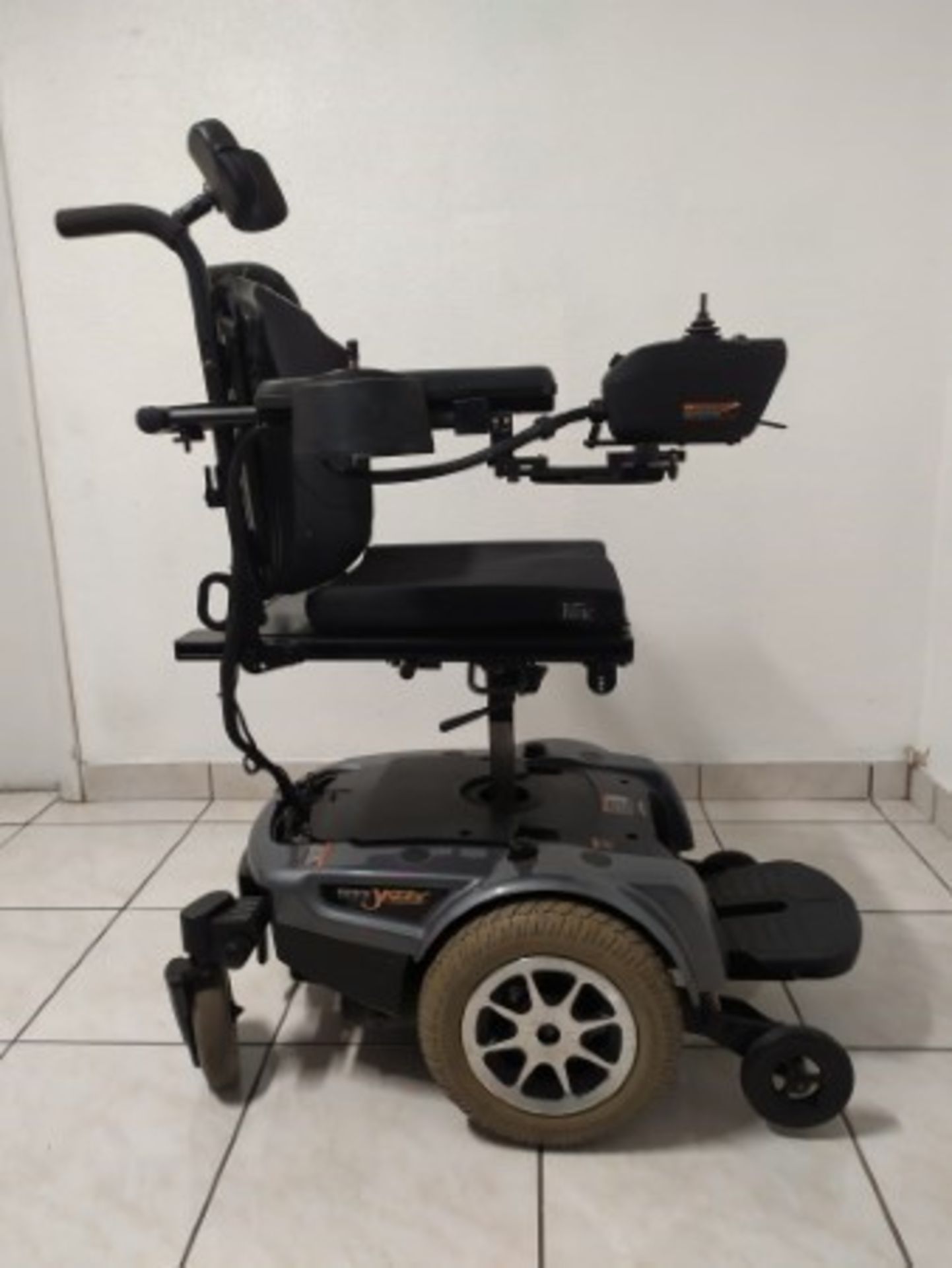 2008 PRIDE JAZZY 1122 6-WHEEL REHAB POWER CHAIR WITH SEAT WITH RAISE & LOWER FEATURES - GRAY - 300LB - Image 5 of 5