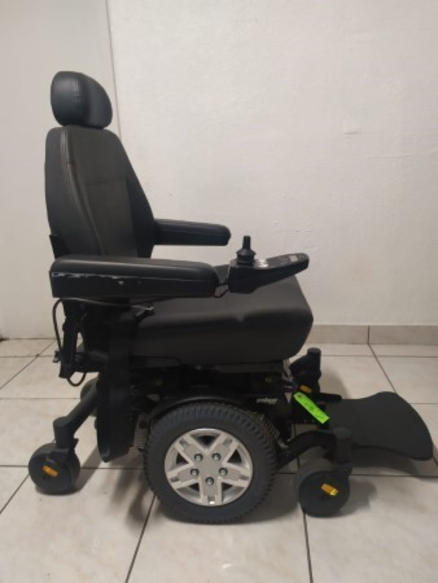 2017 QUANTUM EDGE HD 6-WHEEL POWER CHAIR WITH JOYSTICK CONTROL - BLUE - 450LB CAPACITY - SERIAL No. - Image 3 of 4