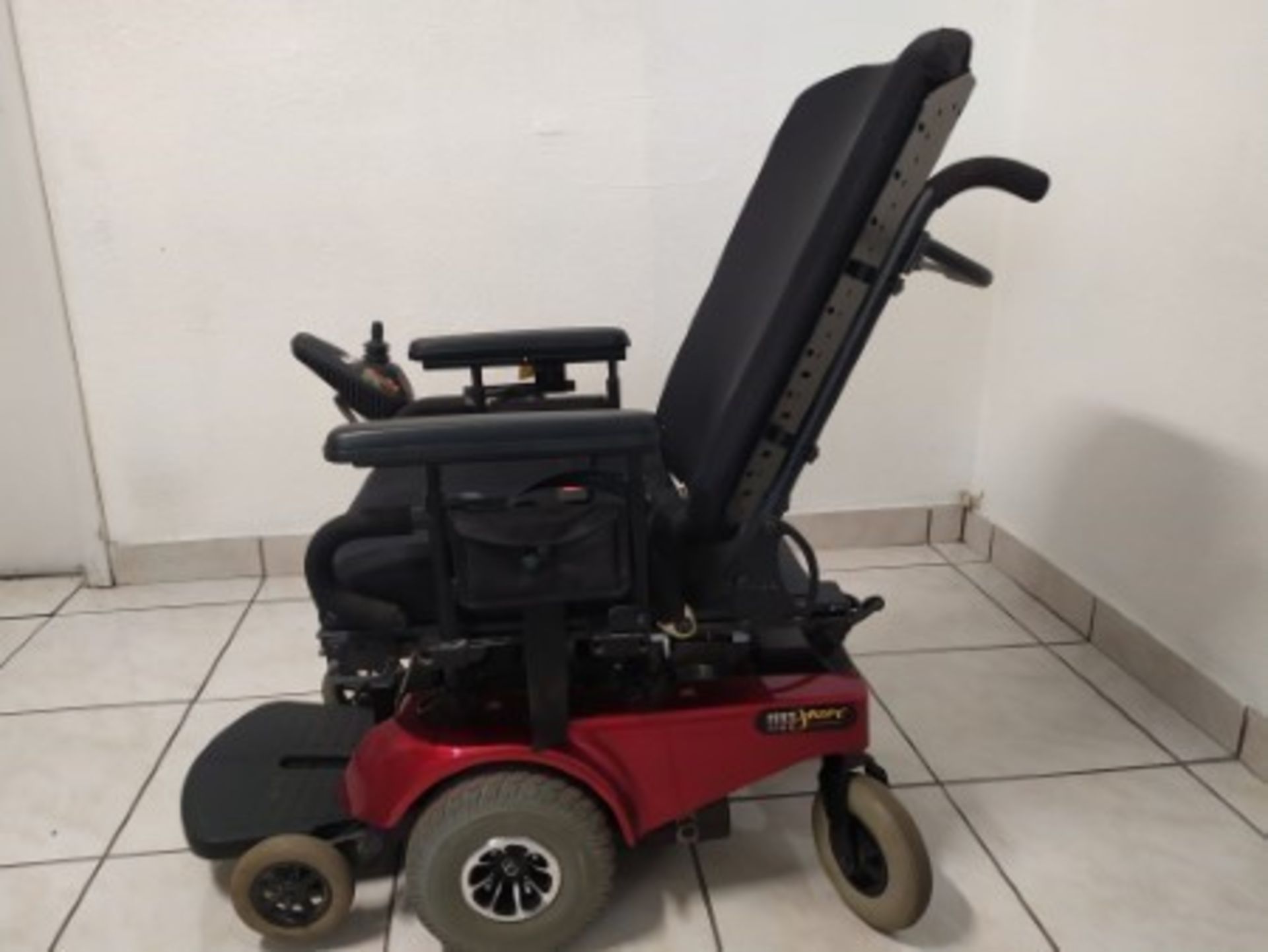 2014 PRIDE JAZZY 1113 6-WHEEL POWER CHAIR - RED - 250LB CAPACITY - SERIAL No. J3626114059020 (CHARGE