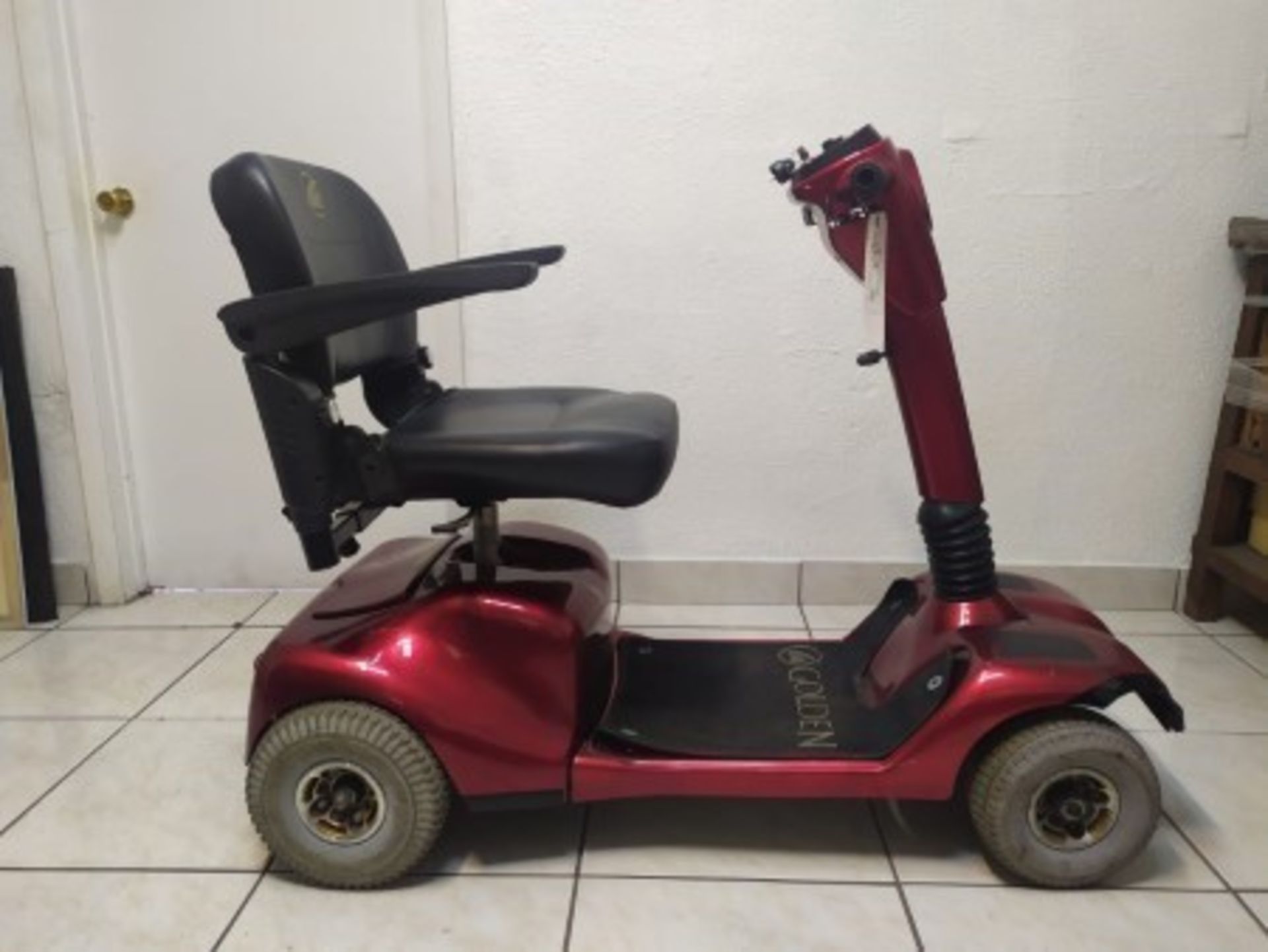 2005 GOLDEN COMPANION GC421 4-WHEEL SCOOTER WITH BUILT-IN CHARGER & BATTERY - RED - 400LB CAPACITY - - Image 4 of 5