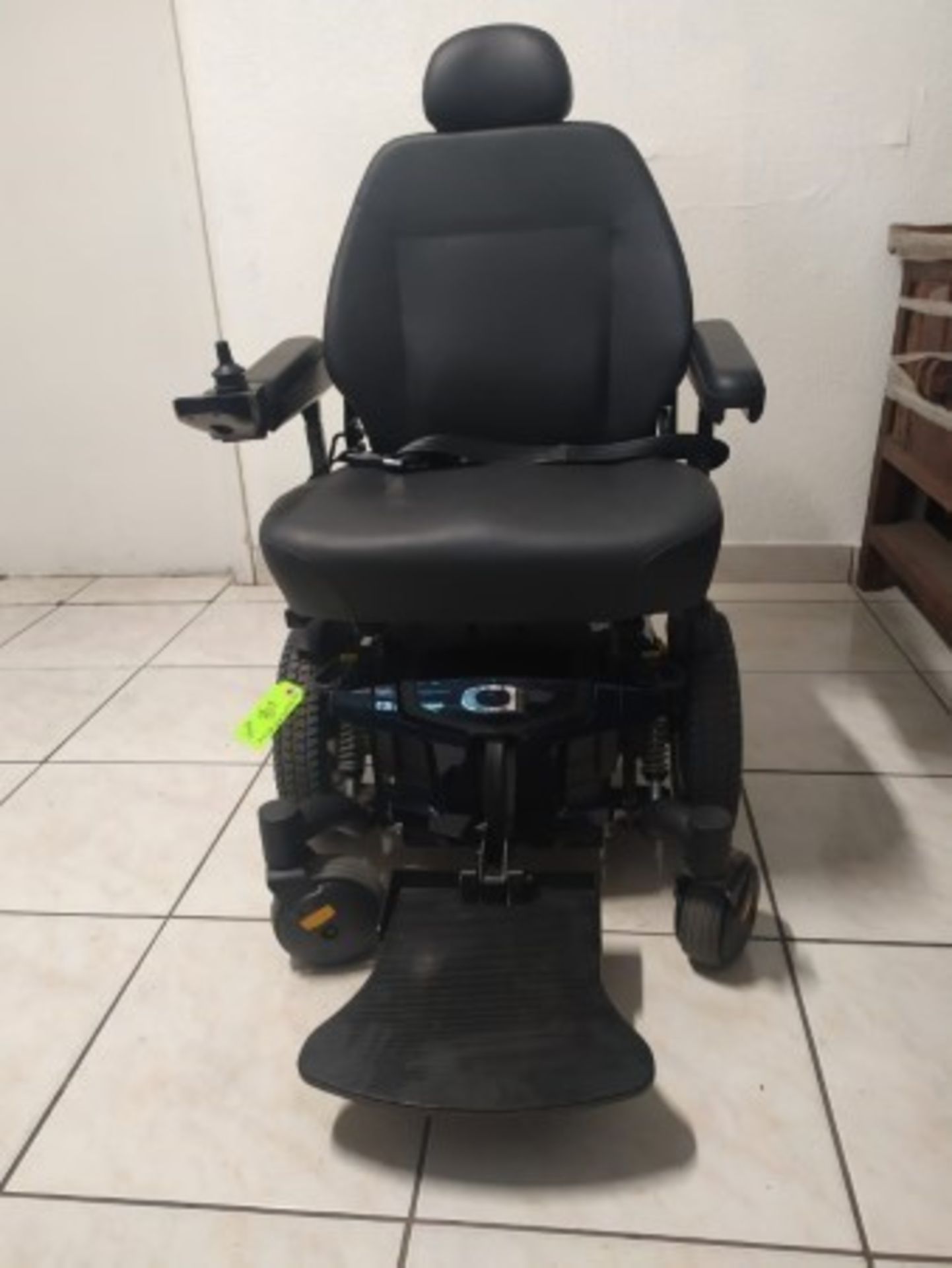 2017 QUANTUM EDGE HD 6-WHEEL POWER CHAIR WITH JOYSTICK CONTROL - BLUE - 450LB CAPACITY - SERIAL No. - Image 4 of 4