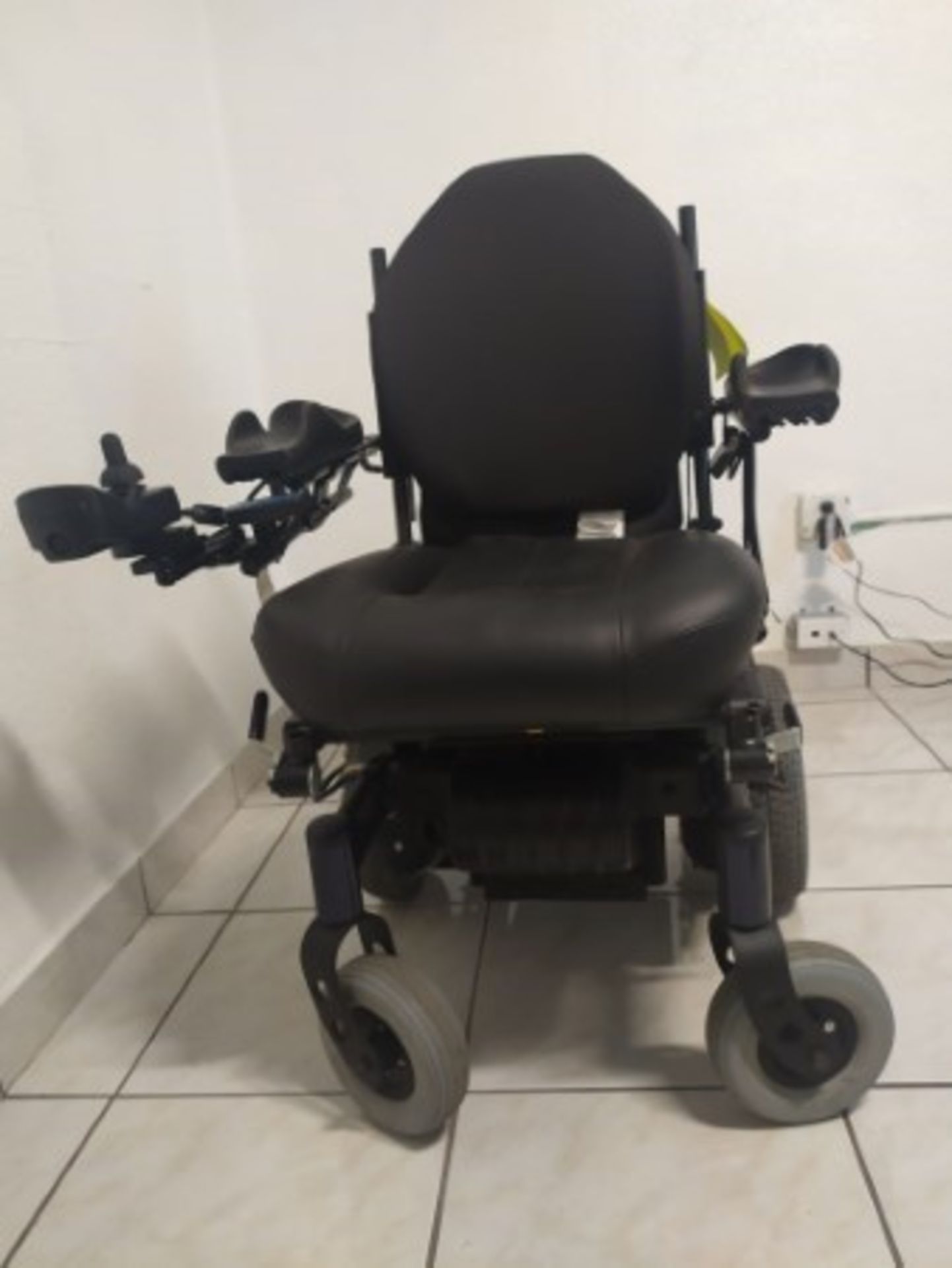 2014 INVACARE ATO-36TO3-MCG 6-WHEEL REHAB POWER CHAIR WITH JOYSTICK CONTROL, KEYBOARD, RECLINING SEA - Image 4 of 9