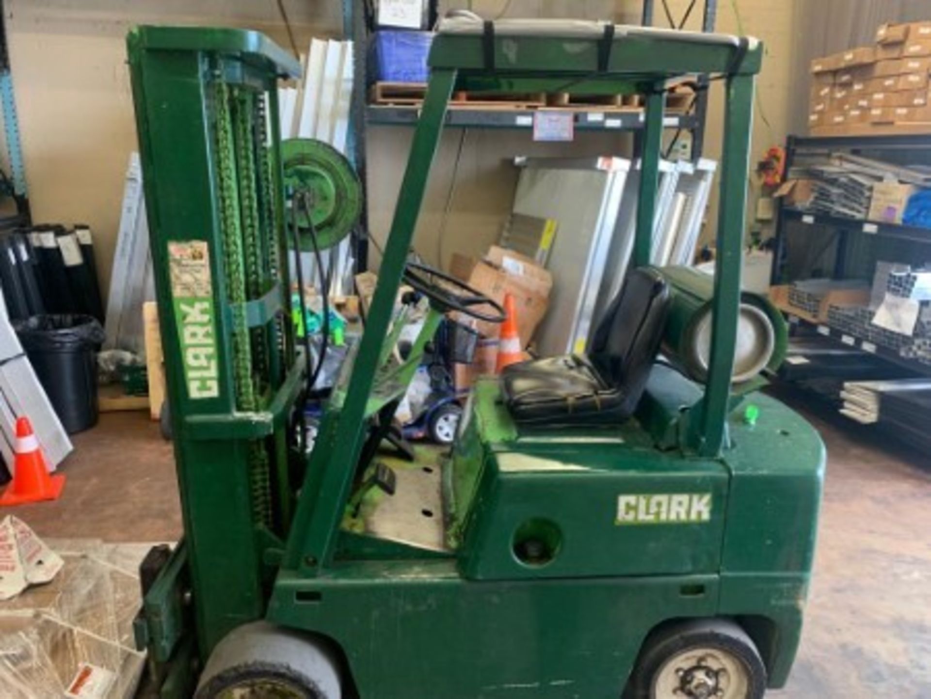 CLARK GC25 FORKLIFT - LPG - 4,775LB CAPACITY - 3-STAGE