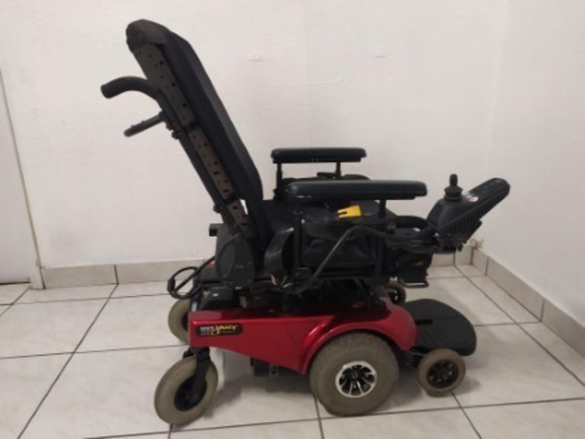 2014 PRIDE JAZZY 1113 6-WHEEL POWER CHAIR - RED - 250LB CAPACITY - SERIAL No. J3626114059020 (CHARGE - Image 2 of 4