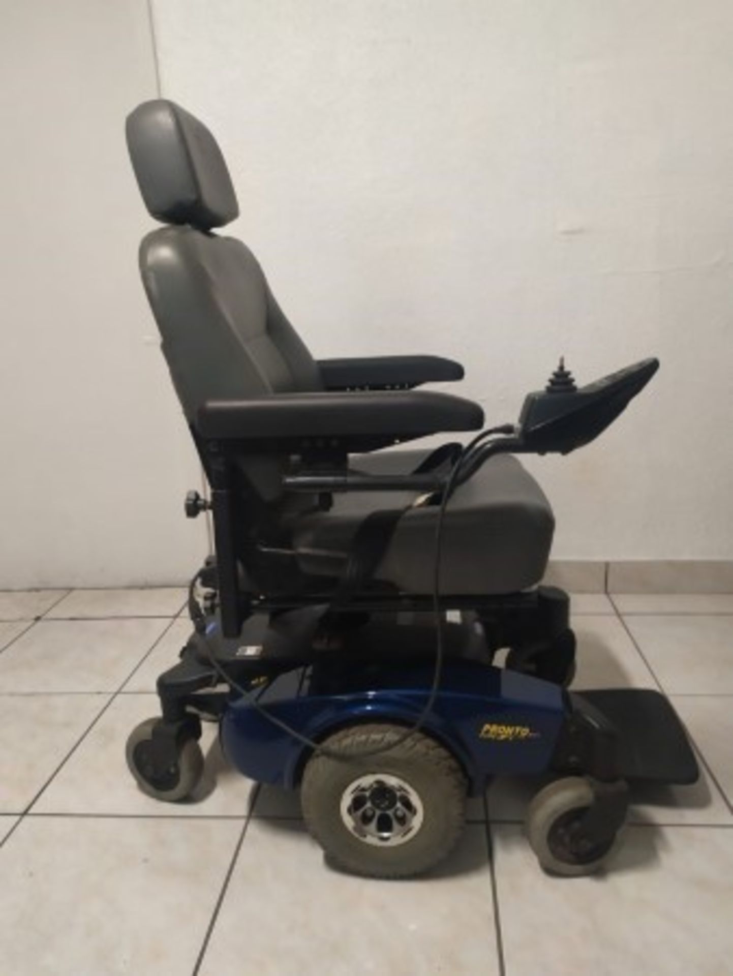 INVACARE PRONTO 51 SURE STEP 6-WHEEL POWER CHAIR WITH JOYSTICK CONTROL - BLUE - 300LB CAPACITY (CHAR - Image 3 of 4