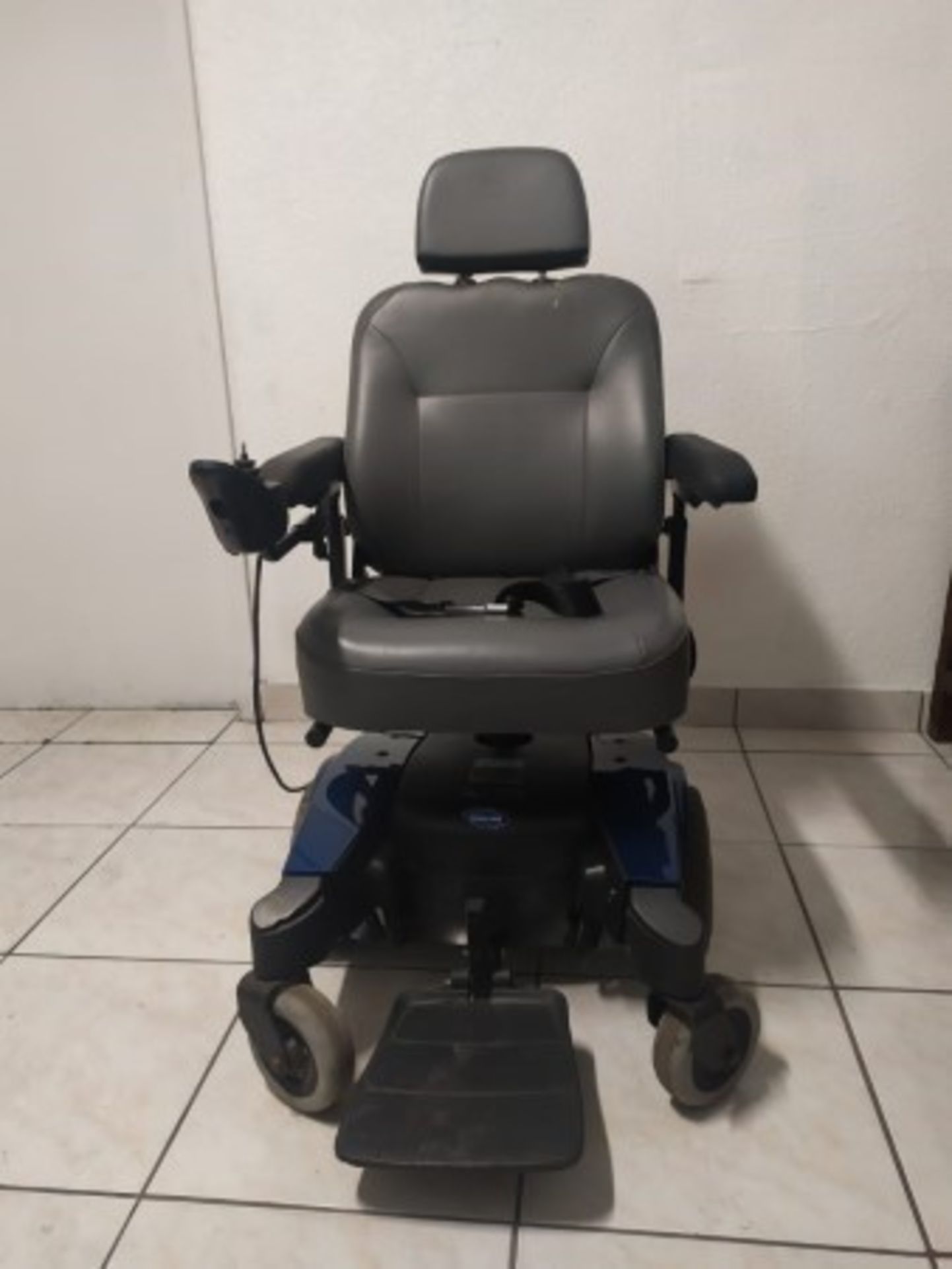 INVACARE PRONTO 51 SURE STEP 6-WHEEL POWER CHAIR WITH JOYSTICK CONTROL - BLUE - 300LB CAPACITY (CHAR - Image 2 of 4