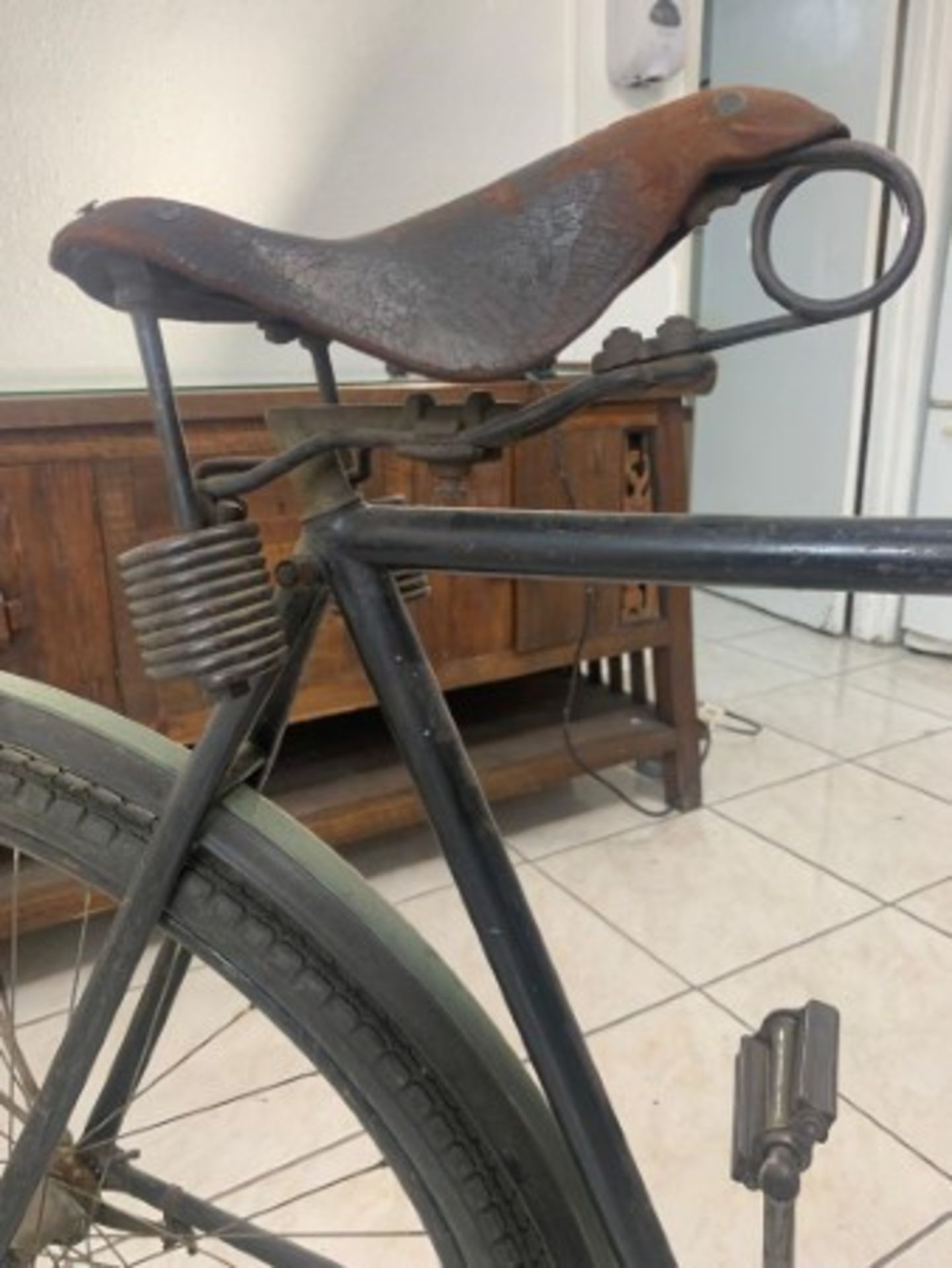 PEERLESS ROADSTER BICYCLE - 1900's / LEATHER SEAT / WOOD WHEELS - Image 6 of 13