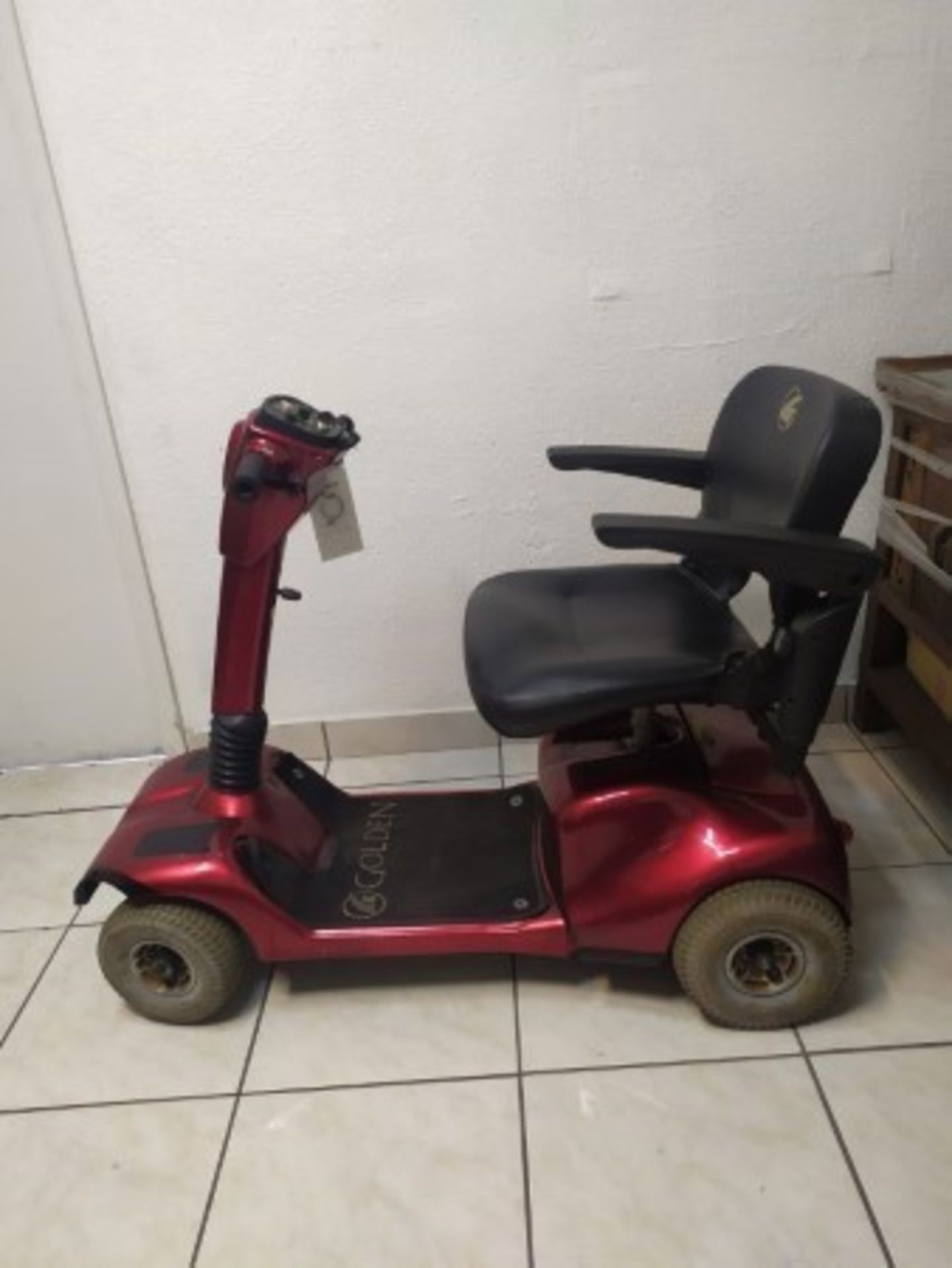 2005 GOLDEN COMPANION GC421 4-WHEEL SCOOTER WITH BUILT-IN CHARGER & BATTERY - RED - 400LB CAPACITY - - Image 2 of 5