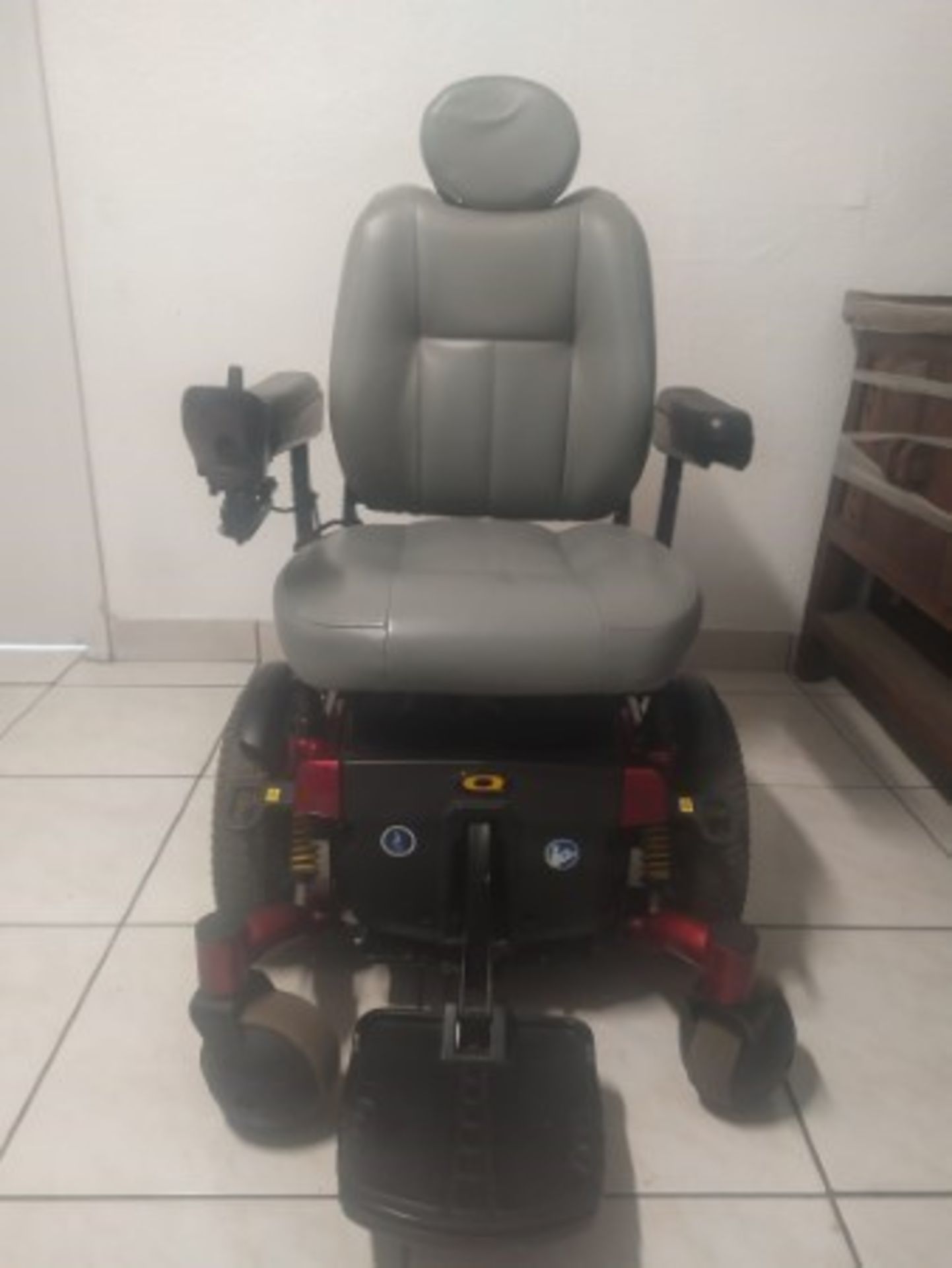 2013 QUANTUM 6000Z 6-WHEEL POWER CHAIR WITH JOYSTICK CONTROL - RED - 300LB CAPACITY - SERIAL No. 231 - Image 2 of 4