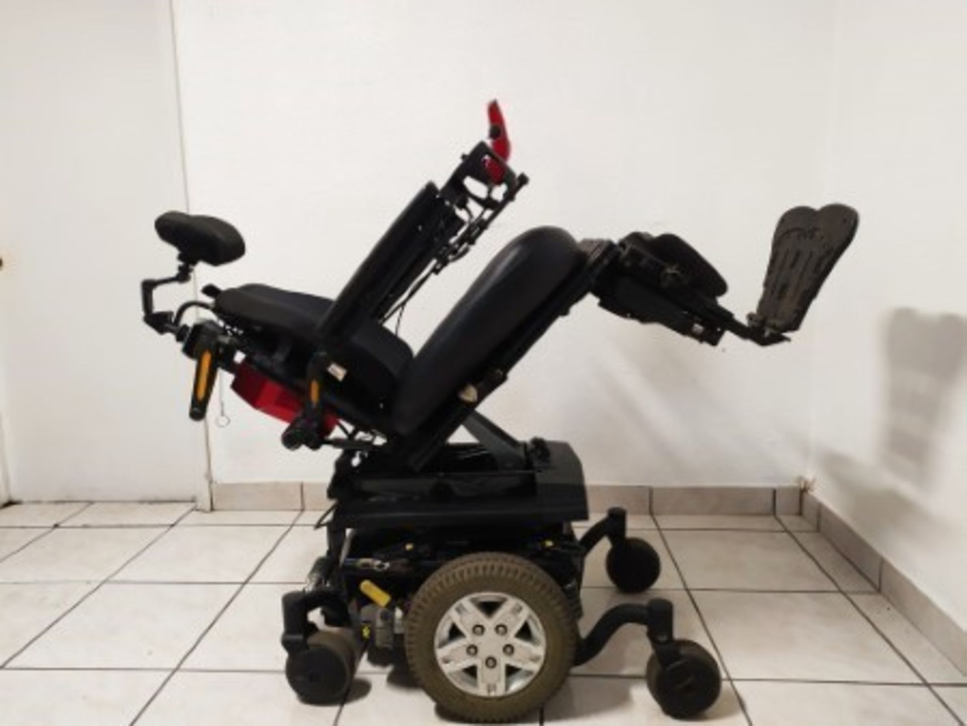 2015 QUANTUM Q6 EDGE 6-WHEEL REHAB POWER CHAIR WITH JOYSTICK CONTROL, KEYBOARD, RECLINING SEAT WITH - Image 7 of 9