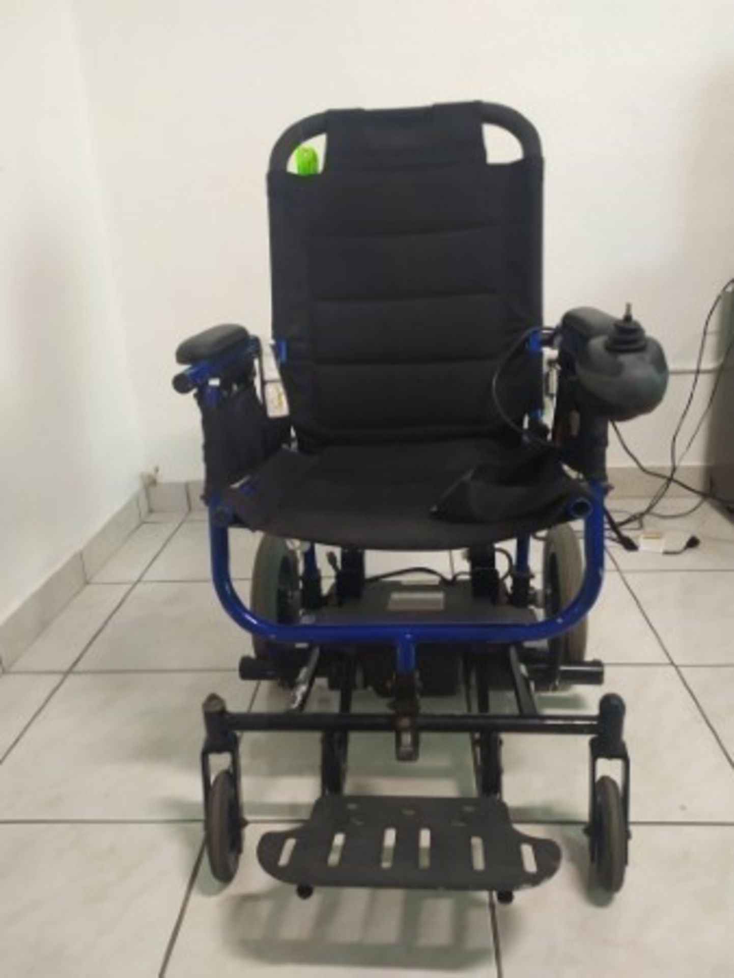 2003 INVACARE ATM1816B 4-WHEEL POWER CHAIR - DISASSEMBLABLE - BLACK WITH BLUE - 250LB CAPACITY - SE