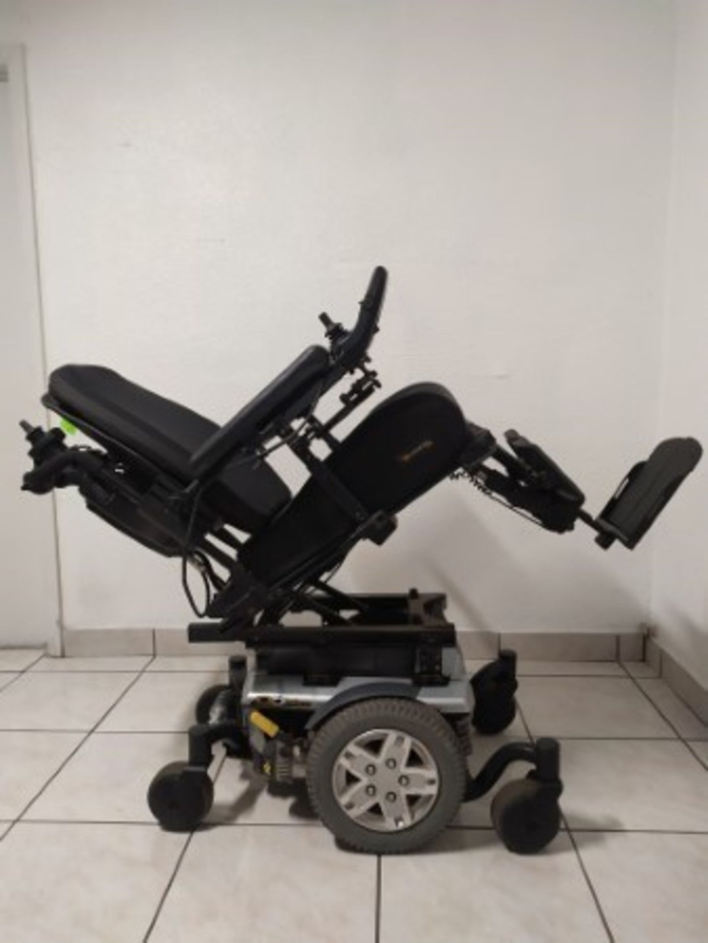 2011 QUANTUM Q6 EDGE 6-WHEEL REHAB POWER CHAIR WITH 2 JOYSTICK CONTROLS (PROBLEM IN BACK LIGHT OF JO - Image 5 of 7