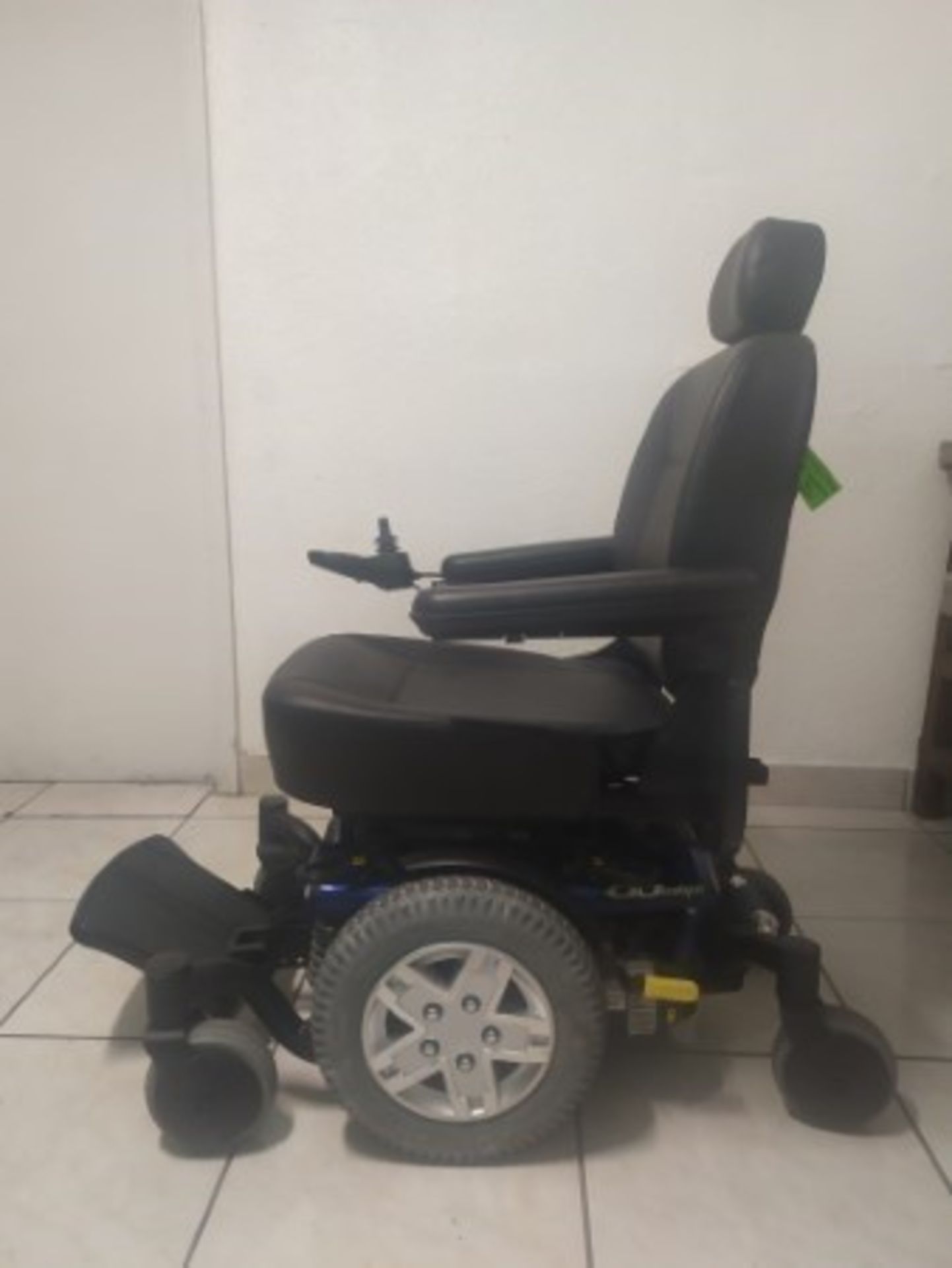 2016 QUANTUM Q6 EDGE 6-WHEEL POWER CHAIR WITH JOYSTICK CONTROL - BLUE - 300LB CAPACITY - SERIAL No.