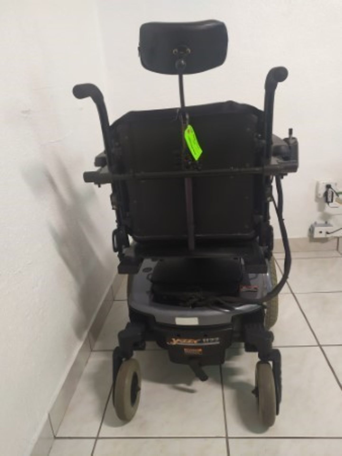 2008 PRIDE JAZZY 1122 6-WHEEL REHAB POWER CHAIR WITH SEAT WITH RAISE & LOWER FEATURES - GRAY - 300LB - Image 4 of 5