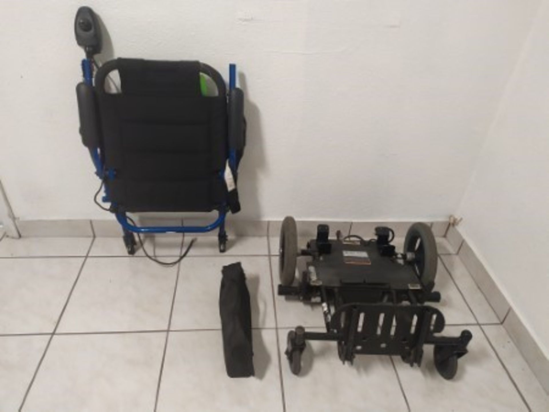 2003 INVACARE ATM1816B 4-WHEEL POWER CHAIR - DISASSEMBLABLE - BLACK WITH BLUE - 250LB CAPACITY - SE - Image 6 of 6