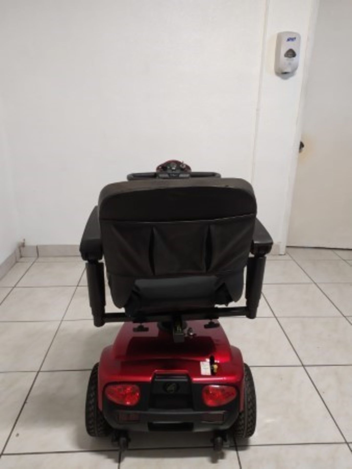 2013 GOLDEN COMPANION GC240 3-WHEEL SCOOTER - RED - 350LB CAPACITY - SERIAL No. TTA13N0043 (NO CHARG - Image 3 of 6