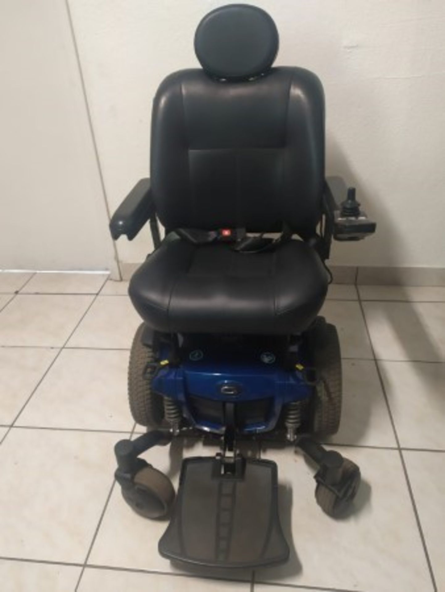 2016 QUANTUM Q6 EDGE 6-WHEEL POWER CHAIR WITH JOYSTICK CONTROL - BLUE - 300LB CAPACITY - SERIAL No. - Image 4 of 4