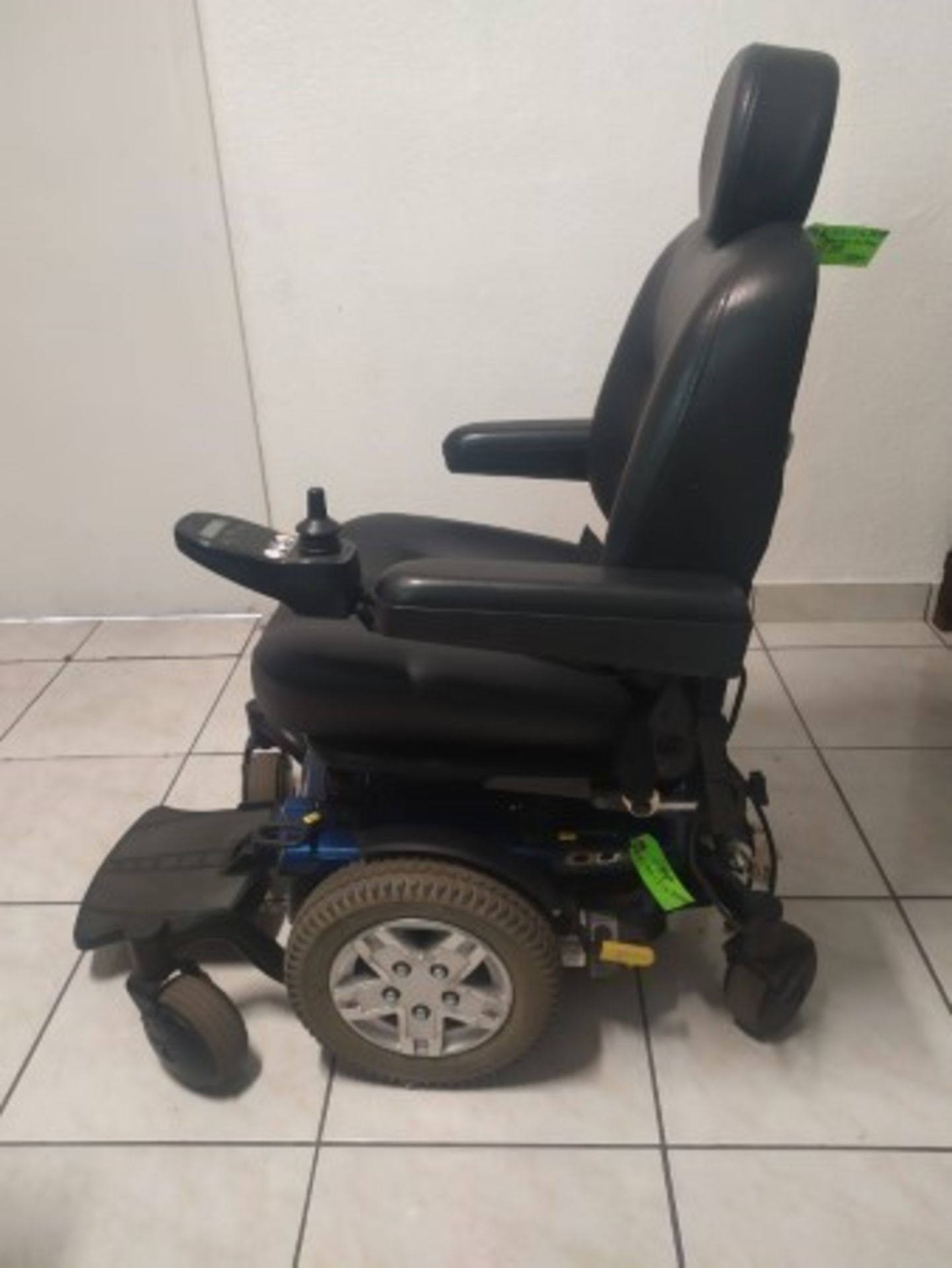 2016 QUANTUM Q6 EDGE 6-WHEEL POWER CHAIR WITH JOYSTICK CONTROL - BLUE - 300LB CAPACITY - SERIAL No.