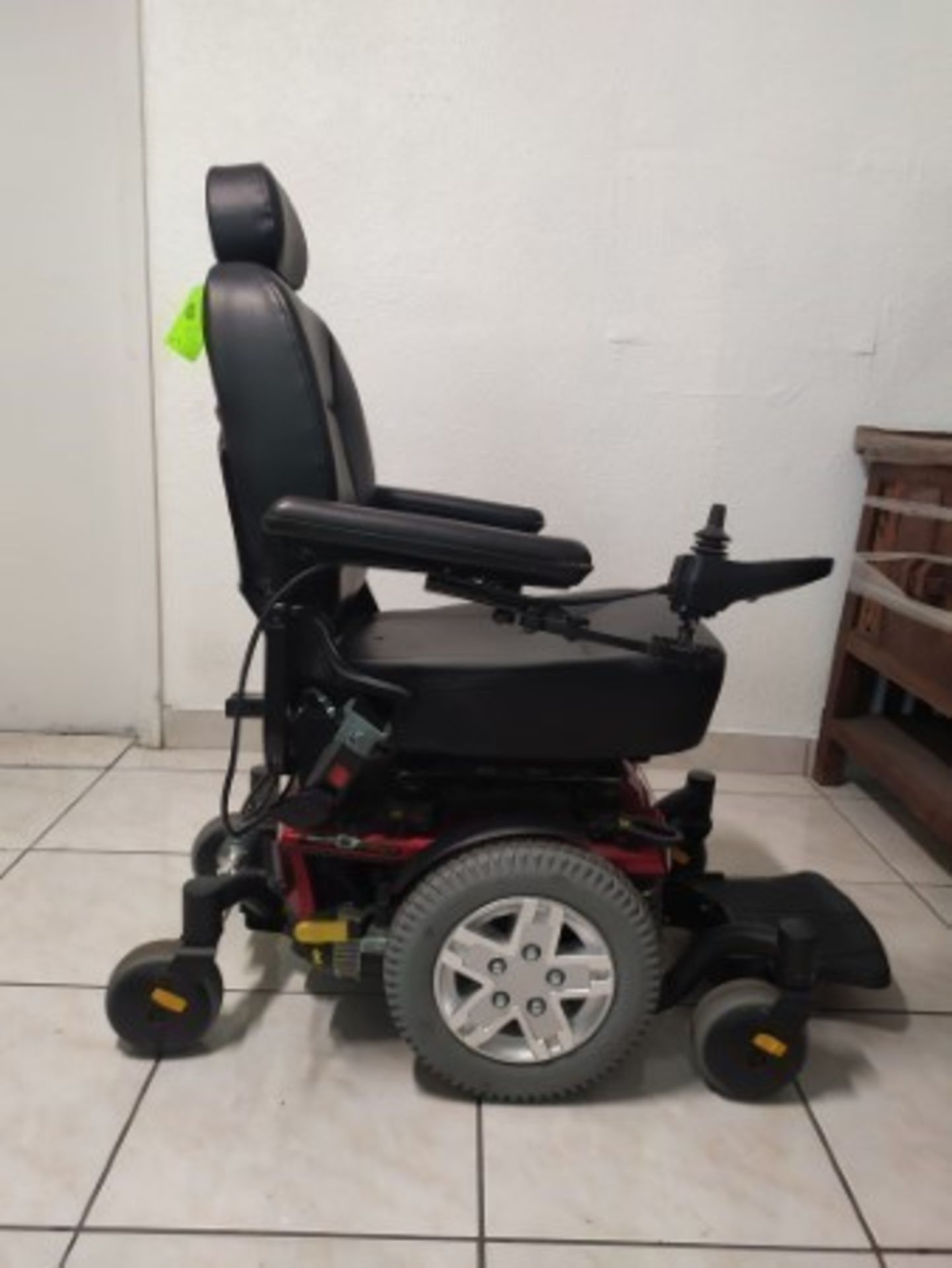 2017 QUANTUM Q6 EDGE 6-WHEEL POWER CHAIR - RED - 400LB CAPACITY - SERIAL No. JB622617126020 (CHARGER - Image 3 of 4