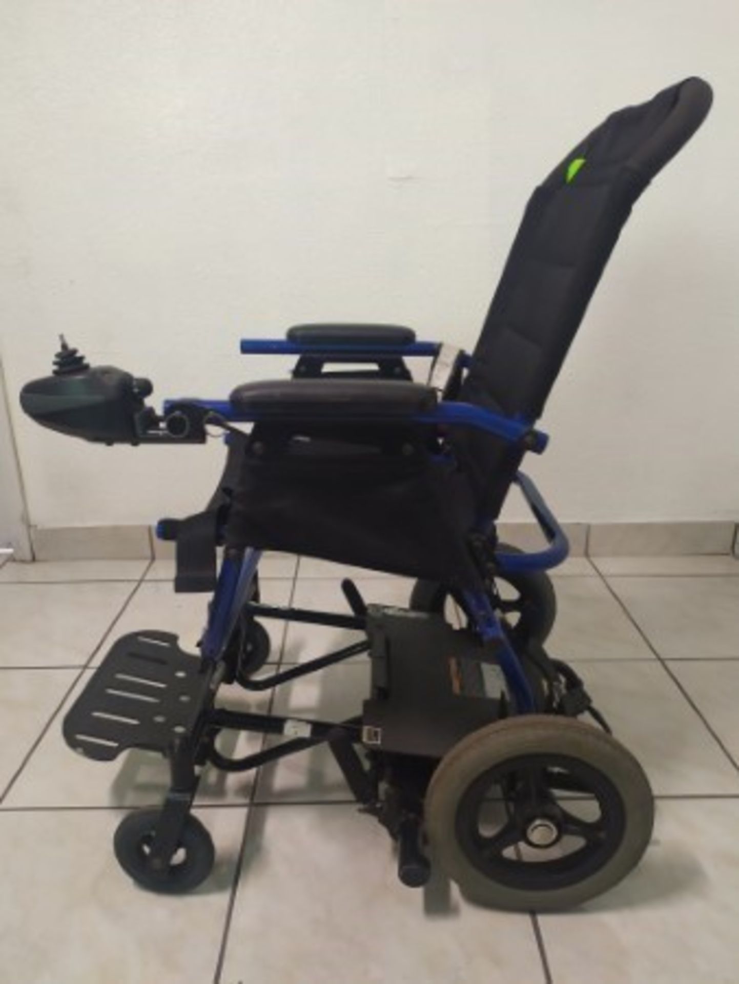 2003 INVACARE ATM1816B 4-WHEEL POWER CHAIR - DISASSEMBLABLE - BLACK WITH BLUE - 250LB CAPACITY - SE - Image 4 of 6