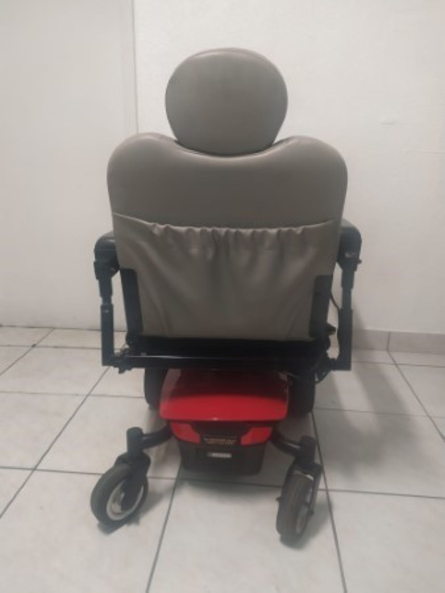 2015 PRIDE TSS300 6-WHEEL POWER CHAIR WITH JOYSTICK CONTROL - RED - 300LB CAPACITY - SERIAL No. JB10 - Image 4 of 4