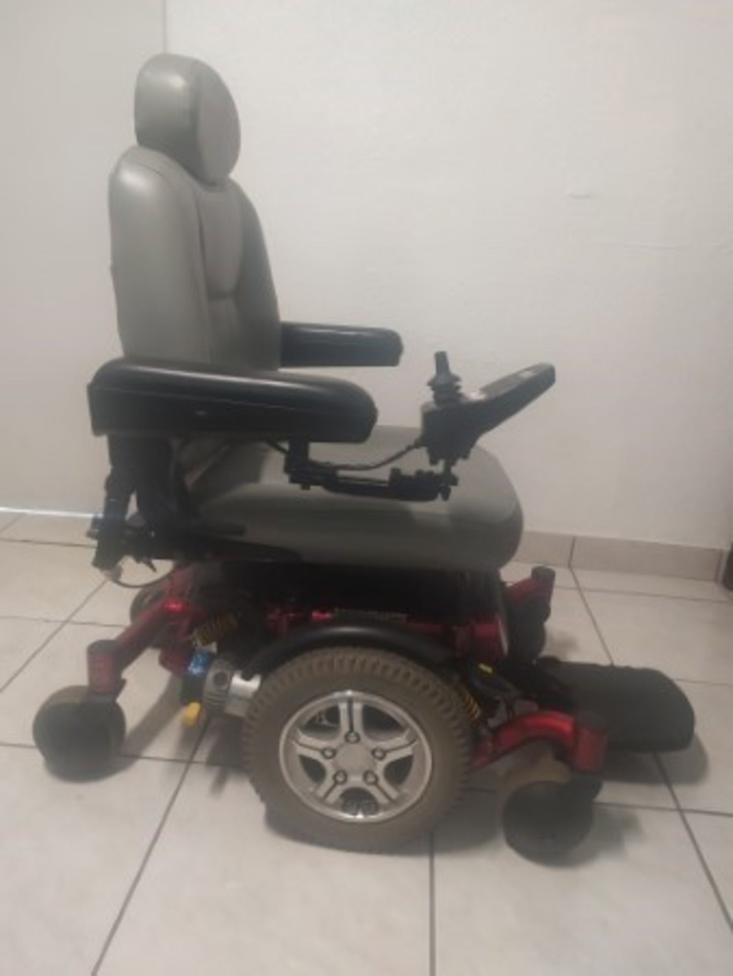 2013 QUANTUM 6000Z 6-WHEEL POWER CHAIR WITH JOYSTICK CONTROL - RED - 300LB CAPACITY - SERIAL No. 231 - Image 4 of 4