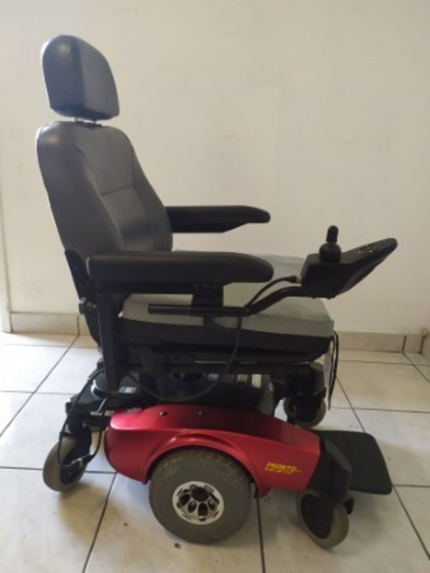 2007 INVACARE PRONTO M51PRB 6-WHEEL POWER CHAIR WITH BUILT-IN CHARGER - RED - 300LB CAPACITY - SERIA - Image 2 of 4