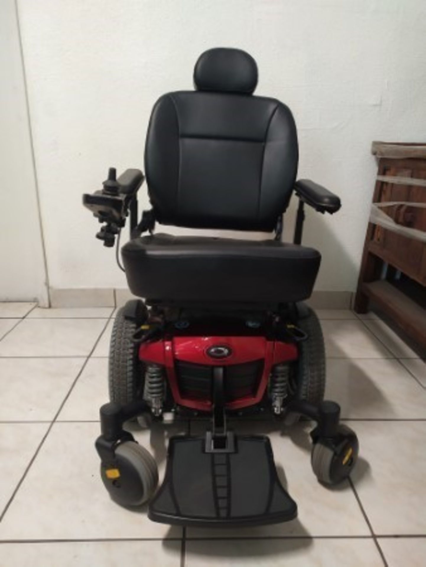 2017 QUANTUM Q6 EDGE 6-WHEEL POWER CHAIR - RED - 400LB CAPACITY - SERIAL No. JB622617126020 (CHARGER - Image 2 of 4