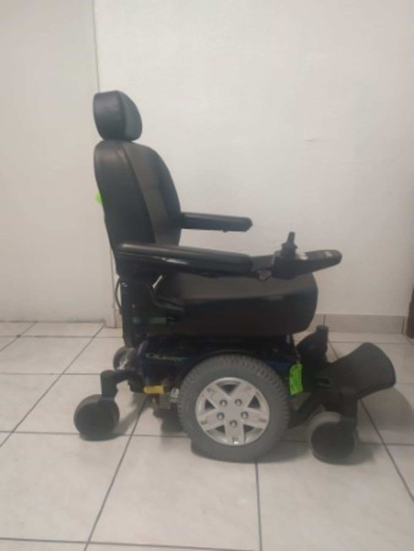 2016 QUANTUM Q6 EDGE 6-WHEEL POWER CHAIR WITH JOYSTICK CONTROL - BLUE - 300LB CAPACITY - SERIAL No. - Image 3 of 4