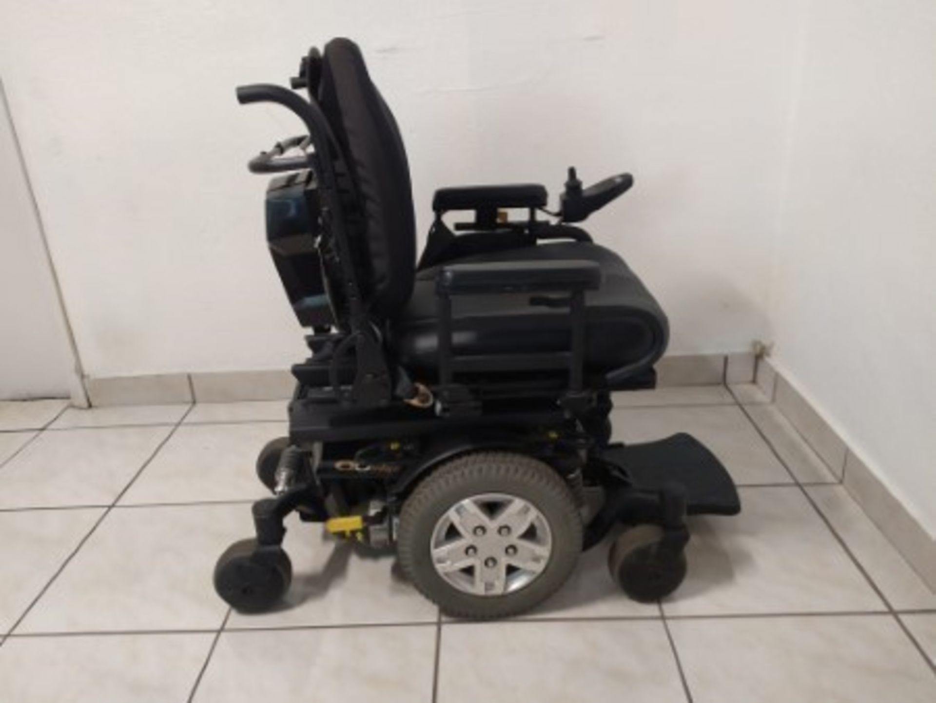 2015 QUANTUM Q6 EDGE 6-WHEEL REHAB POWER CHAIR WITH JOYSTICK CONTROL & RECLINING SEAT - BLACK (300LB - Image 2 of 5