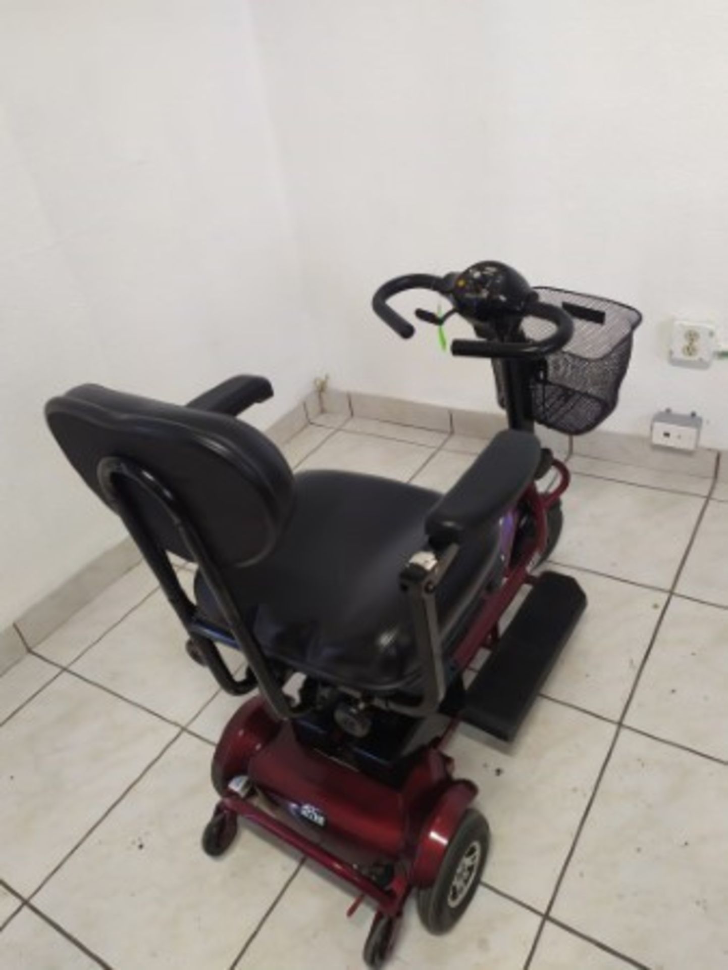 2009 DRIVE HAWK 3-WHEEL SCOOTER WITH BASKET - RED - 250LB CAPACITY - SERIAL No. 2A06090137PQ (NO CHA - Image 5 of 6