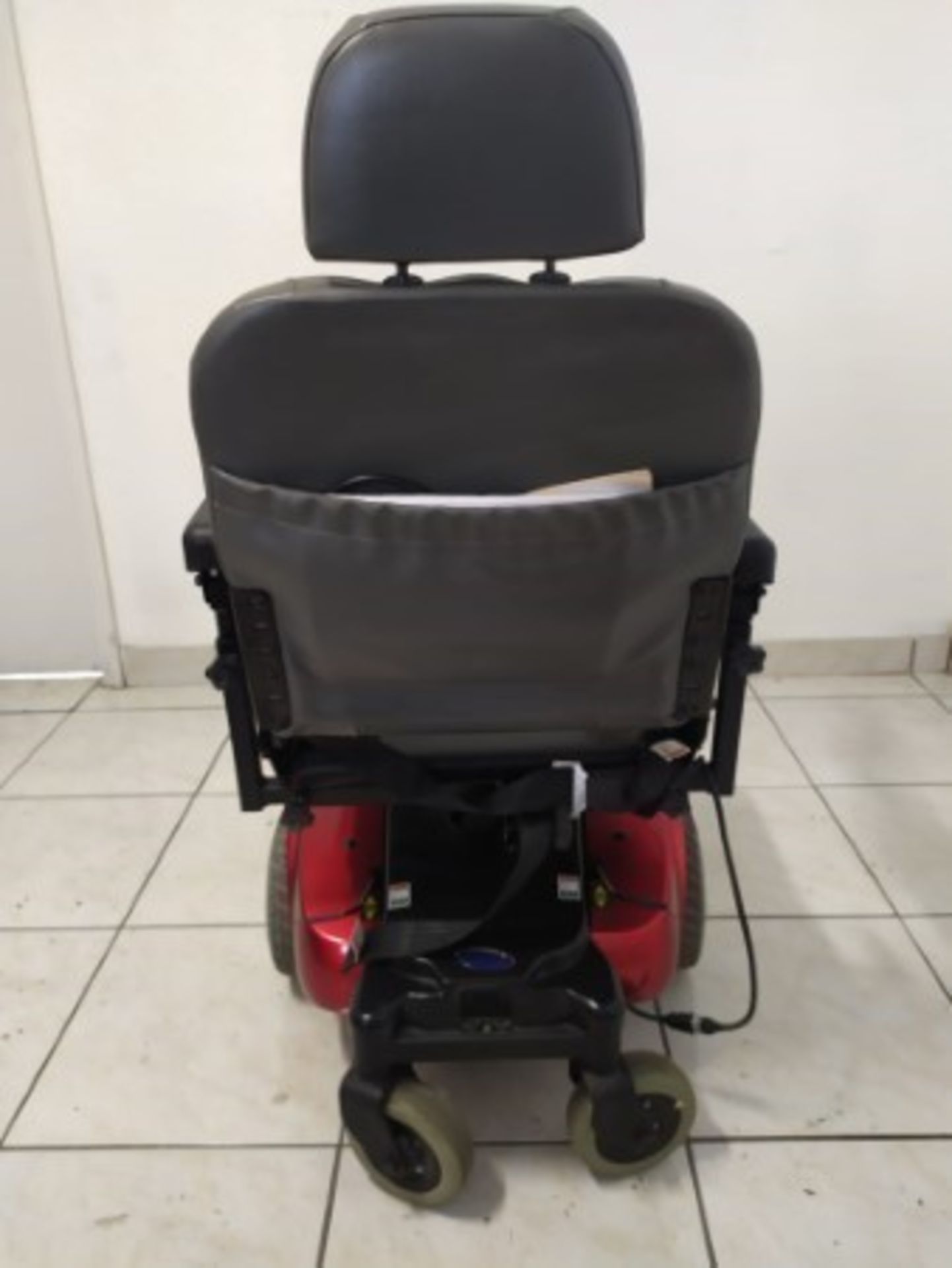2007 INVACARE PRONTO M51PRB 6-WHEEL POWER CHAIR WITH BUILT-IN CHARGER - RED - 300LB CAPACITY - SERIA - Image 3 of 4