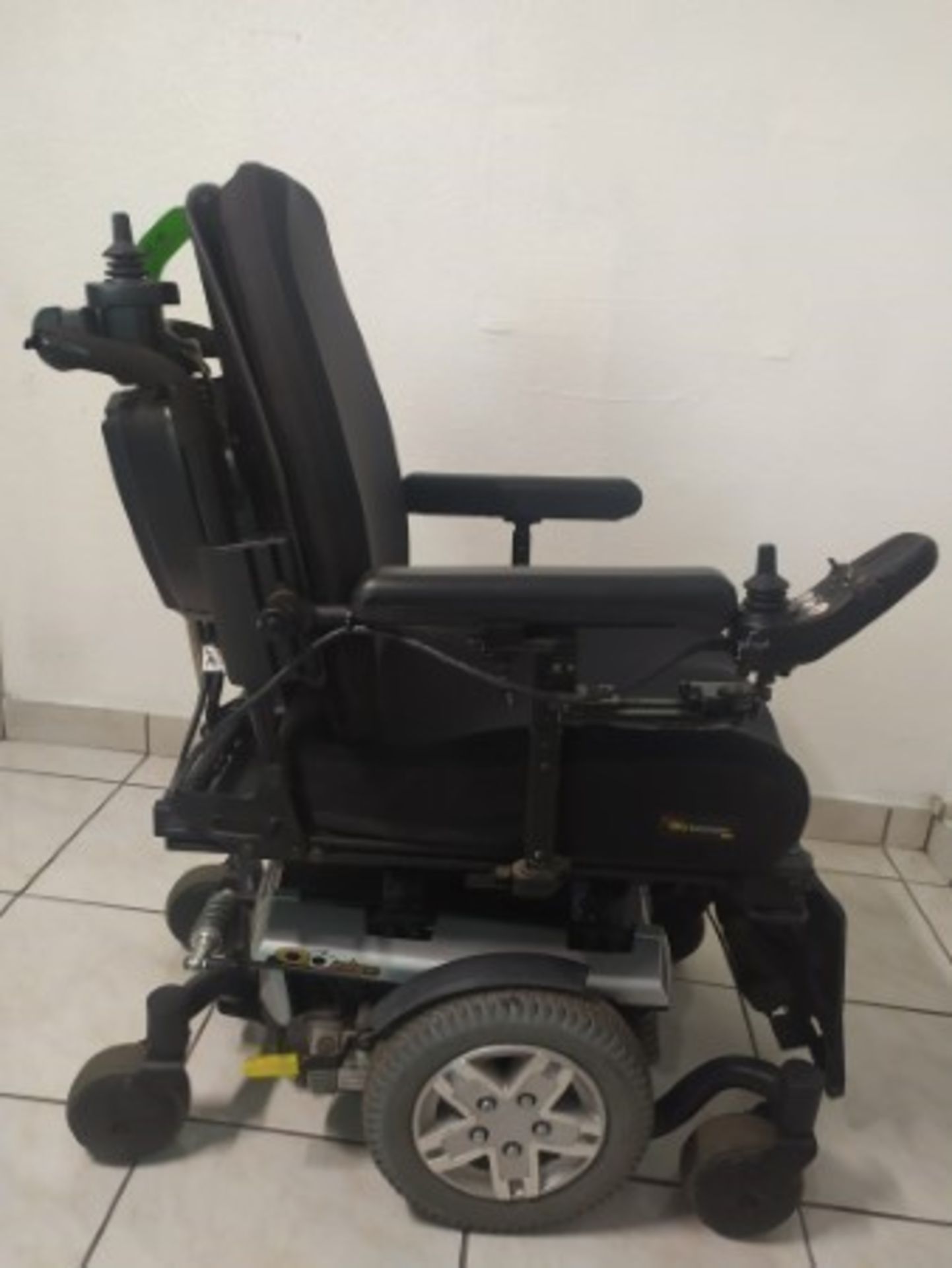 2011 QUANTUM Q6 EDGE 6-WHEEL REHAB POWER CHAIR WITH 2 JOYSTICK CONTROLS (PROBLEM IN BACK LIGHT OF JO - Image 4 of 7