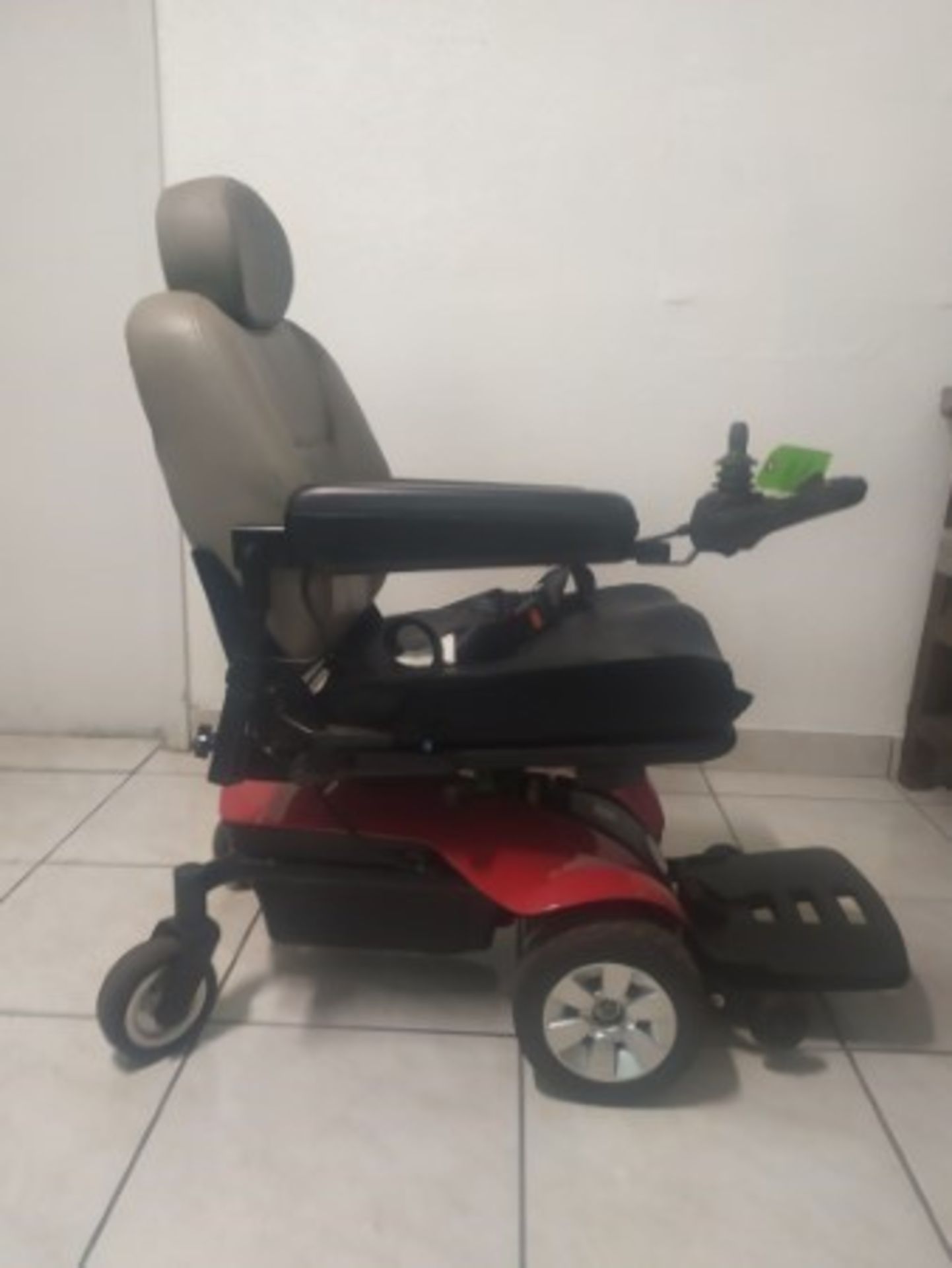 2015 PRIDE TSS300 6-WHEEL POWER CHAIR WITH JOYSTICK CONTROL - RED - 300LB CAPACITY - SERIAL No. JB10 - Image 3 of 4