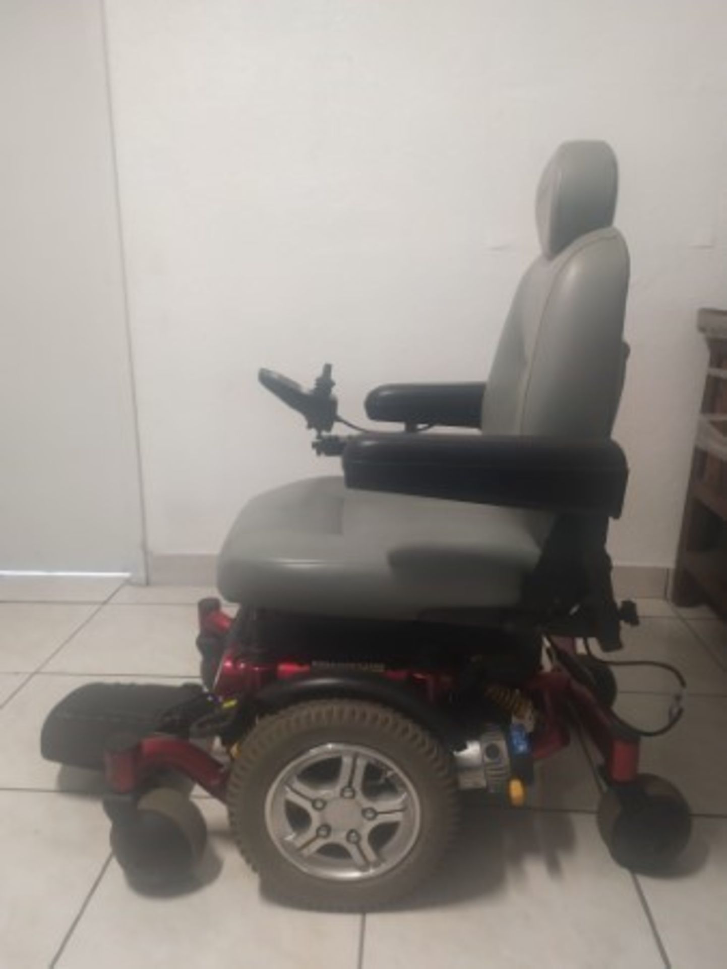 2013 QUANTUM 6000Z 6-WHEEL POWER CHAIR WITH JOYSTICK CONTROL - RED - 300LB CAPACITY - SERIAL No. 231