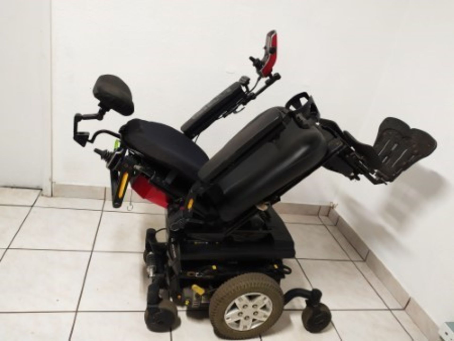 2015 QUANTUM Q6 EDGE 6-WHEEL REHAB POWER CHAIR WITH JOYSTICK CONTROL, KEYBOARD, RECLINING SEAT WITH - Image 5 of 9