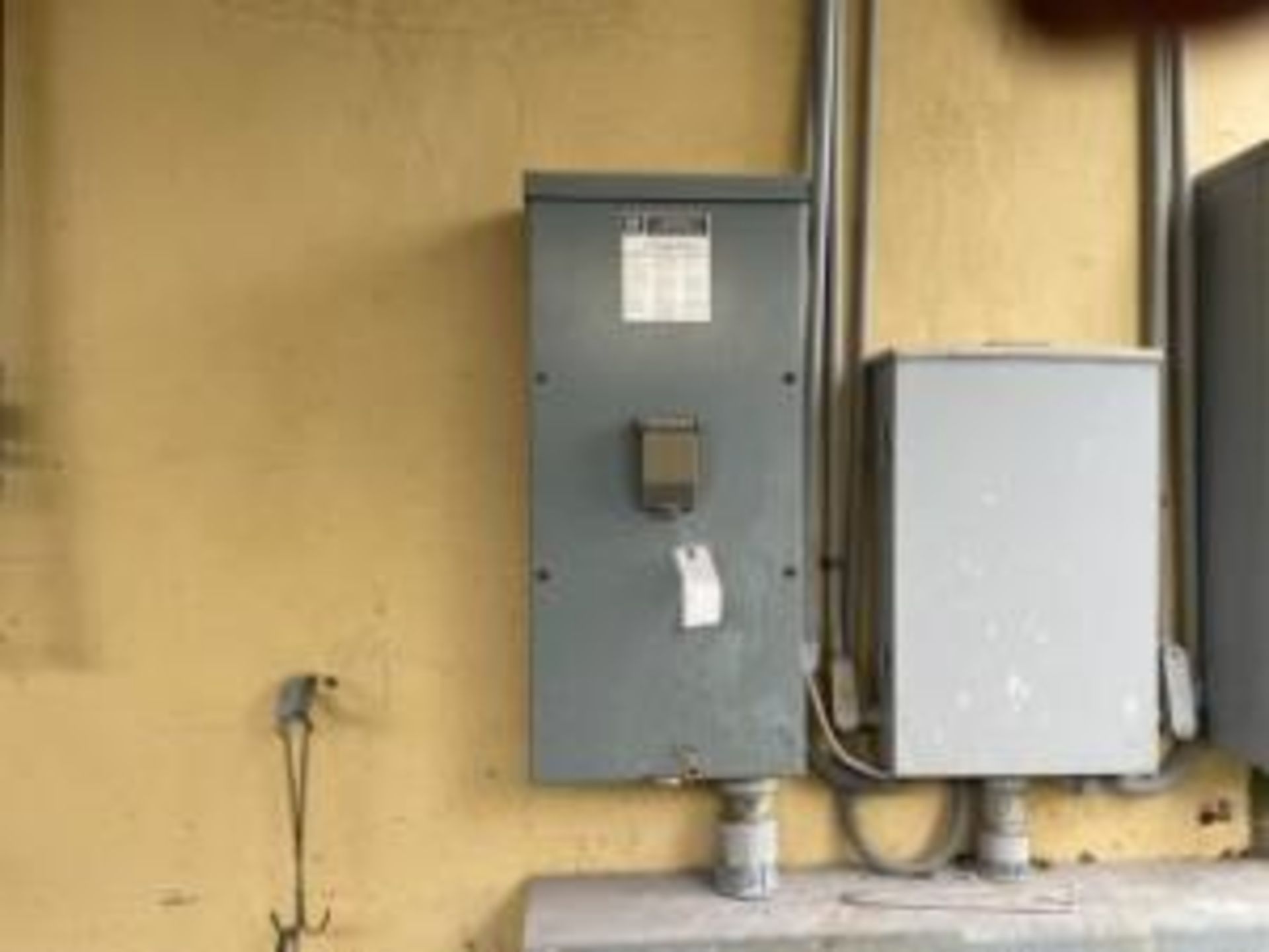 LOT ELECTRIC PANELS WITH SQUARE D CIRCUIT BREAKER PIPES & WIRING (LOCATED IN HIALEAH, FL) - Image 4 of 5
