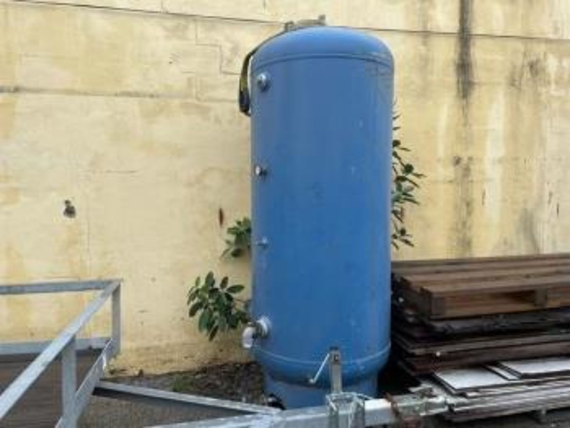 BLUE AIR TANK - 300 GALLON (OUTSIDE) (LOCATED IN HIALEAH, FL) - Image 4 of 4
