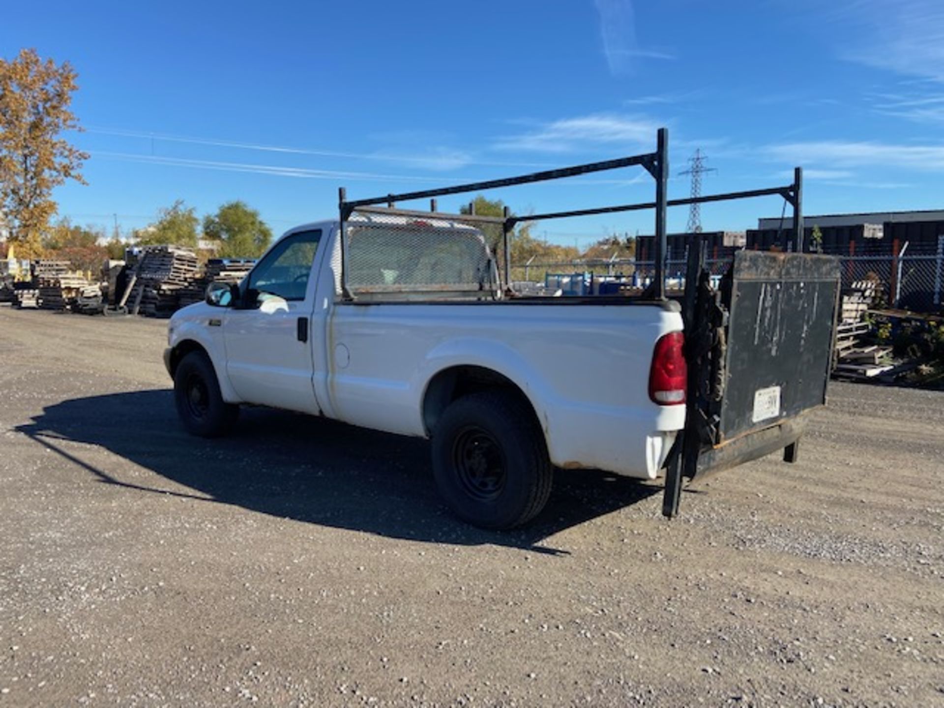 2002 Ford F-350 Pickup Truck with Hydraulic Lift Gate and Racks - NEW 2016 engine - 140,000km - Image 2 of 6